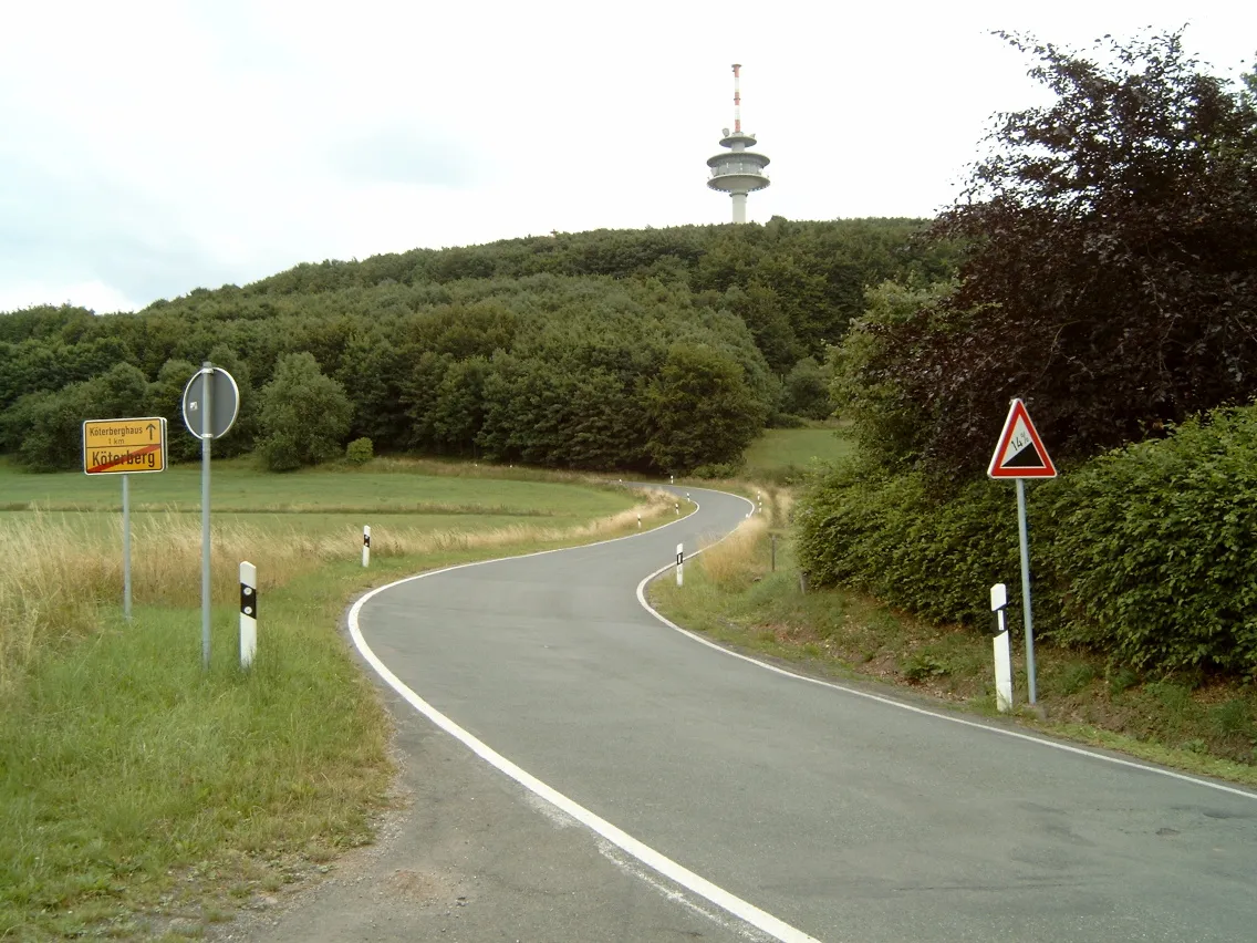 Photo showing: Road to the peak of Köterberg Mountain near Lügde, District of Lippe, North Rhine-Westphalia, Germany.