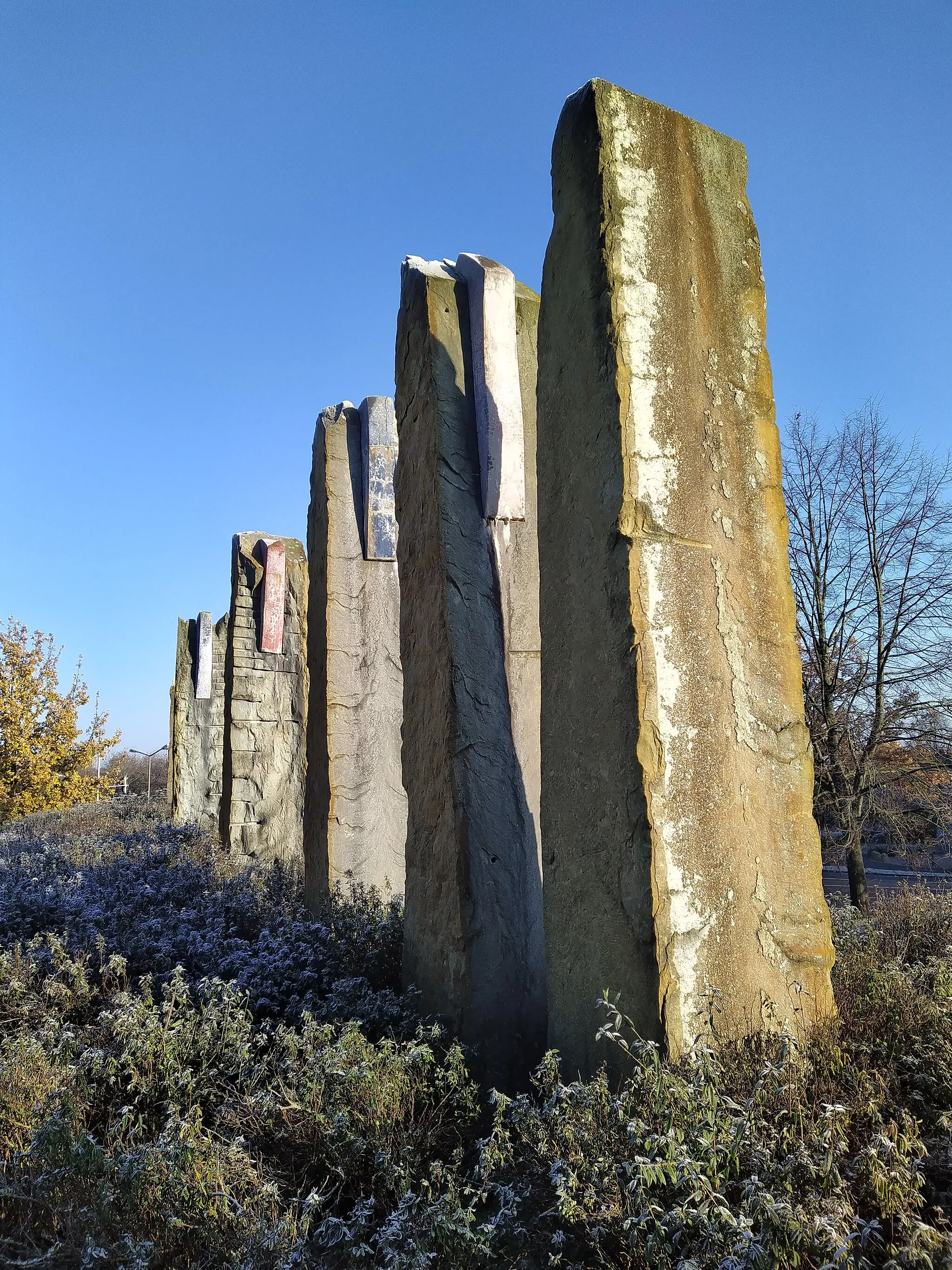 Photo showing: Skulpturengruppe "Changing Colors" von Werner Ratering am Rathaus in Garbsen