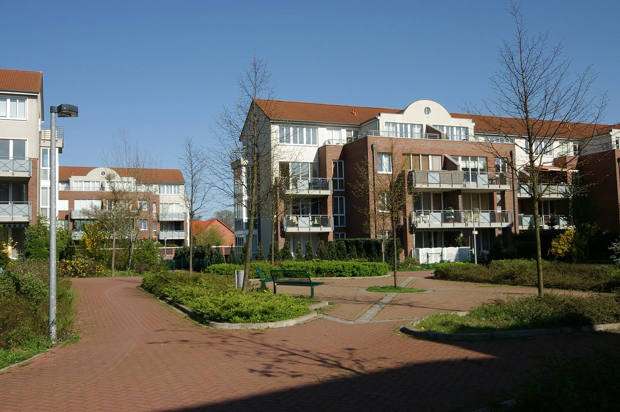 Photo showing: Garbsen - OT Garbsen-Mitte - Graf Stauffenberg-Ring. 2005-04-20