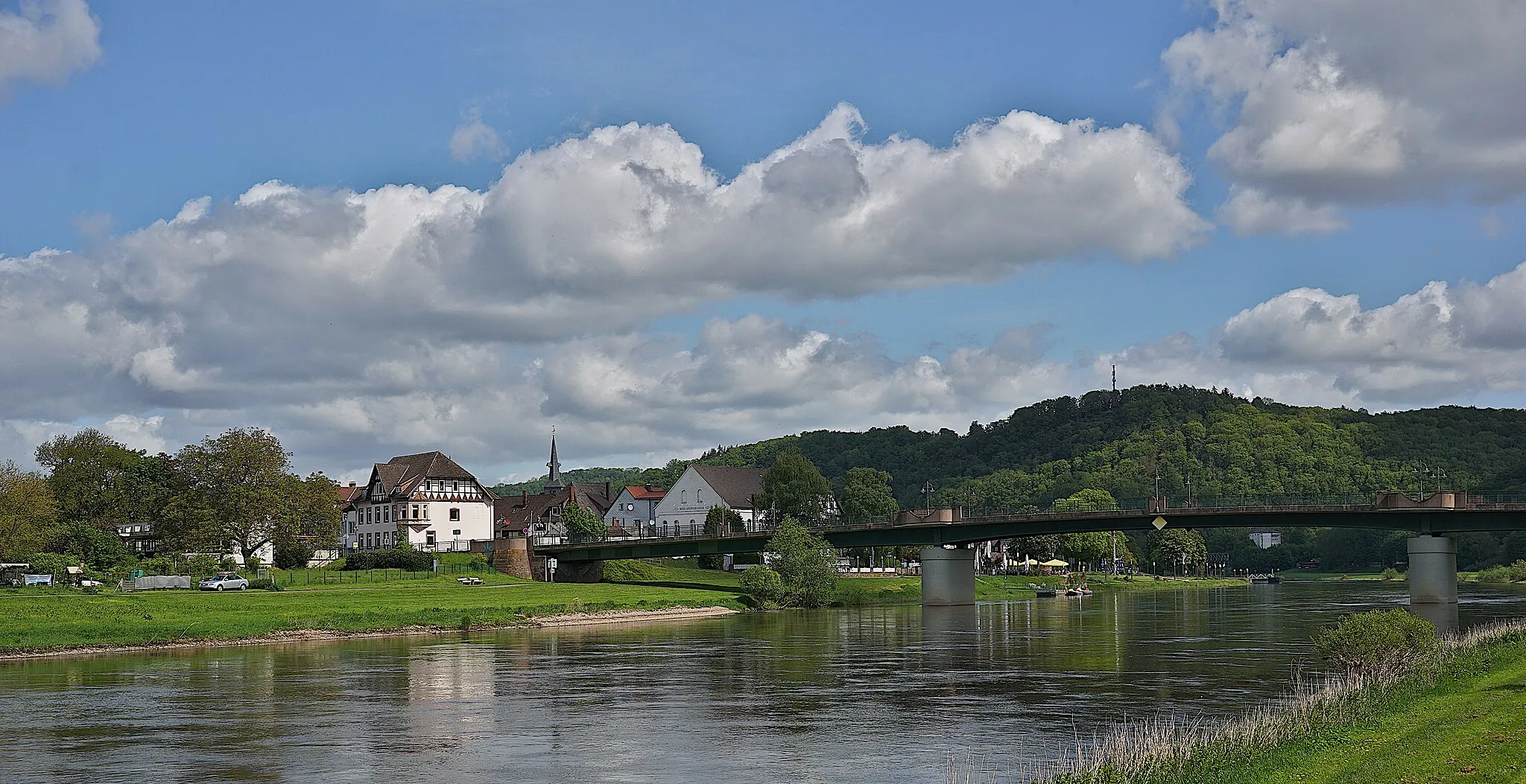 Photo showing: Weser und Altstadt von Bodenwerder.