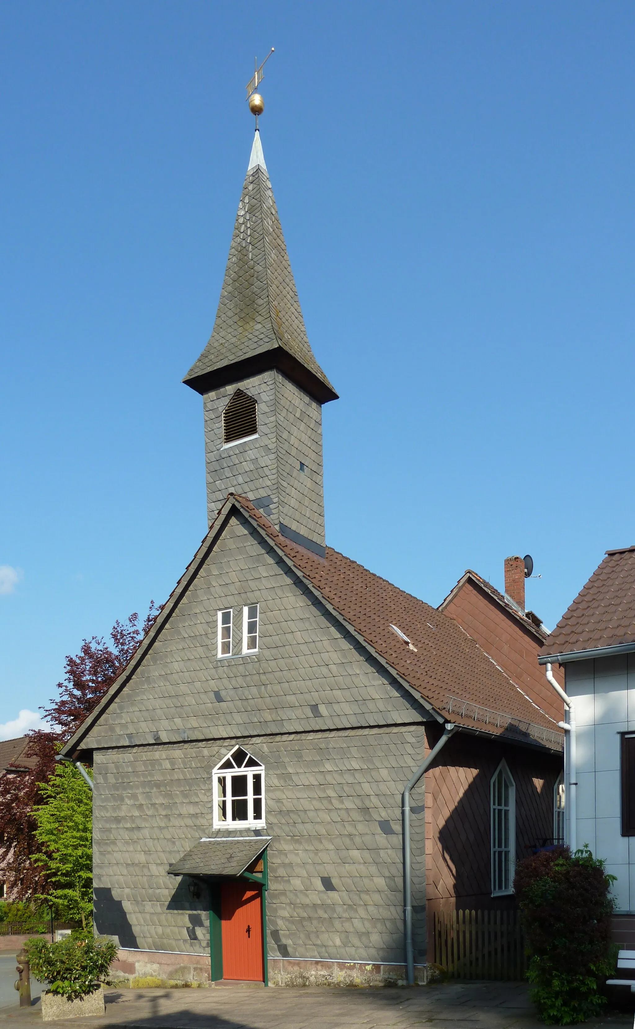 Photo showing: Ev.-luth. Kapelle in Merxhausen, Gemeinde Heinade, Landkreis Holzminden, Niedersachsen. Westansicht. Baudenkmal-ID: 26797858