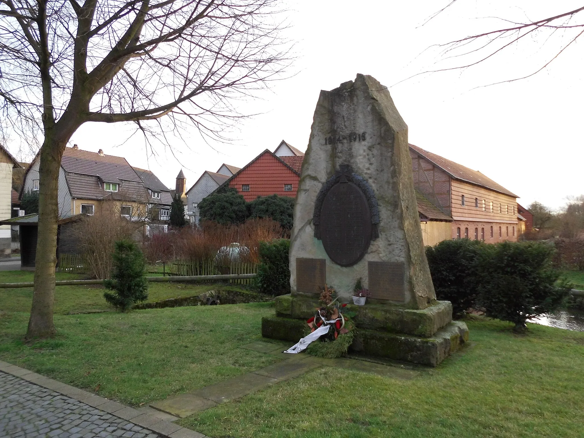 Photo showing: Uslar Ortsteile Eschershausen in Niedersachsen. Das Kriegerdenkmal in der Ortsmitte.