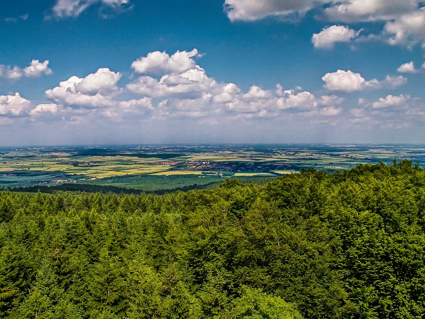 Photo showing: Blick vom Annaturm auf dem Deister über Wennigsen hinweg nordostwärts in das Calenberger Land