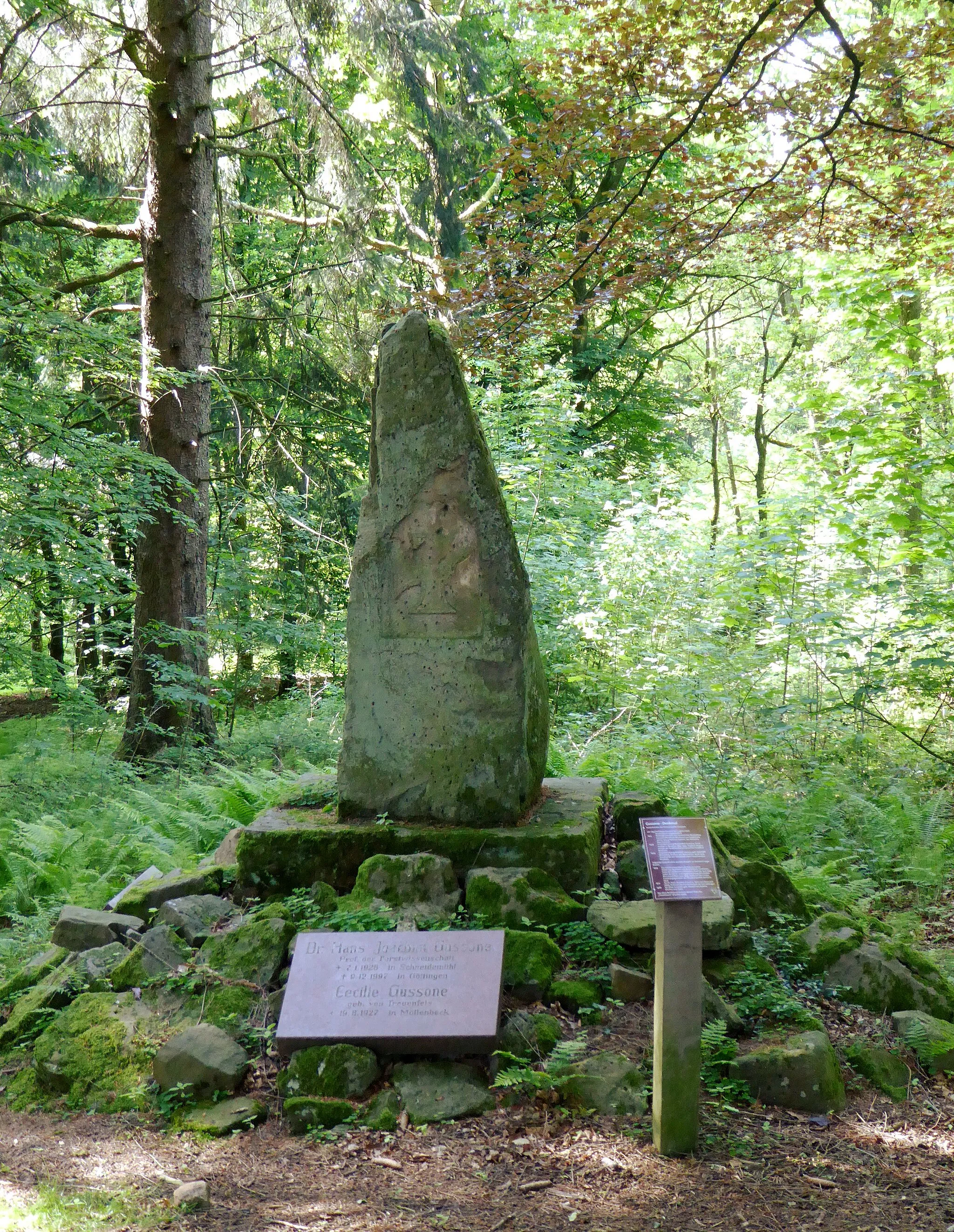 Photo showing: Gussone-Denkmal östlich von Neuhaus im Solling, Stadt Holzminden, Niedersachsen. Gedenkstätte der Försterfamilie Gussone mit mehreren Gedenktafeln.