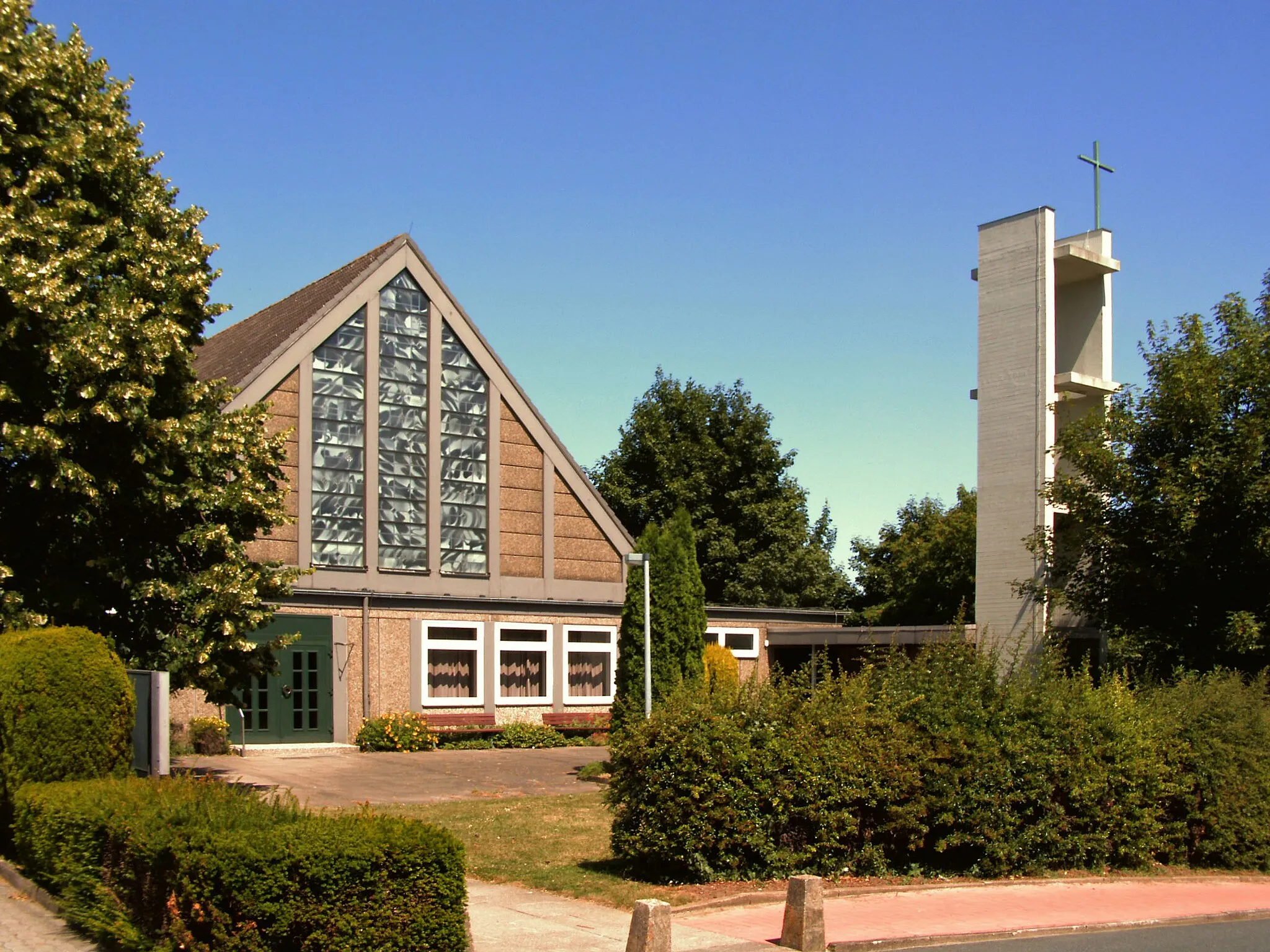 Photo showing: Katholische Kirche St. Thomas Morus in Ronnenberg, Region Hannover