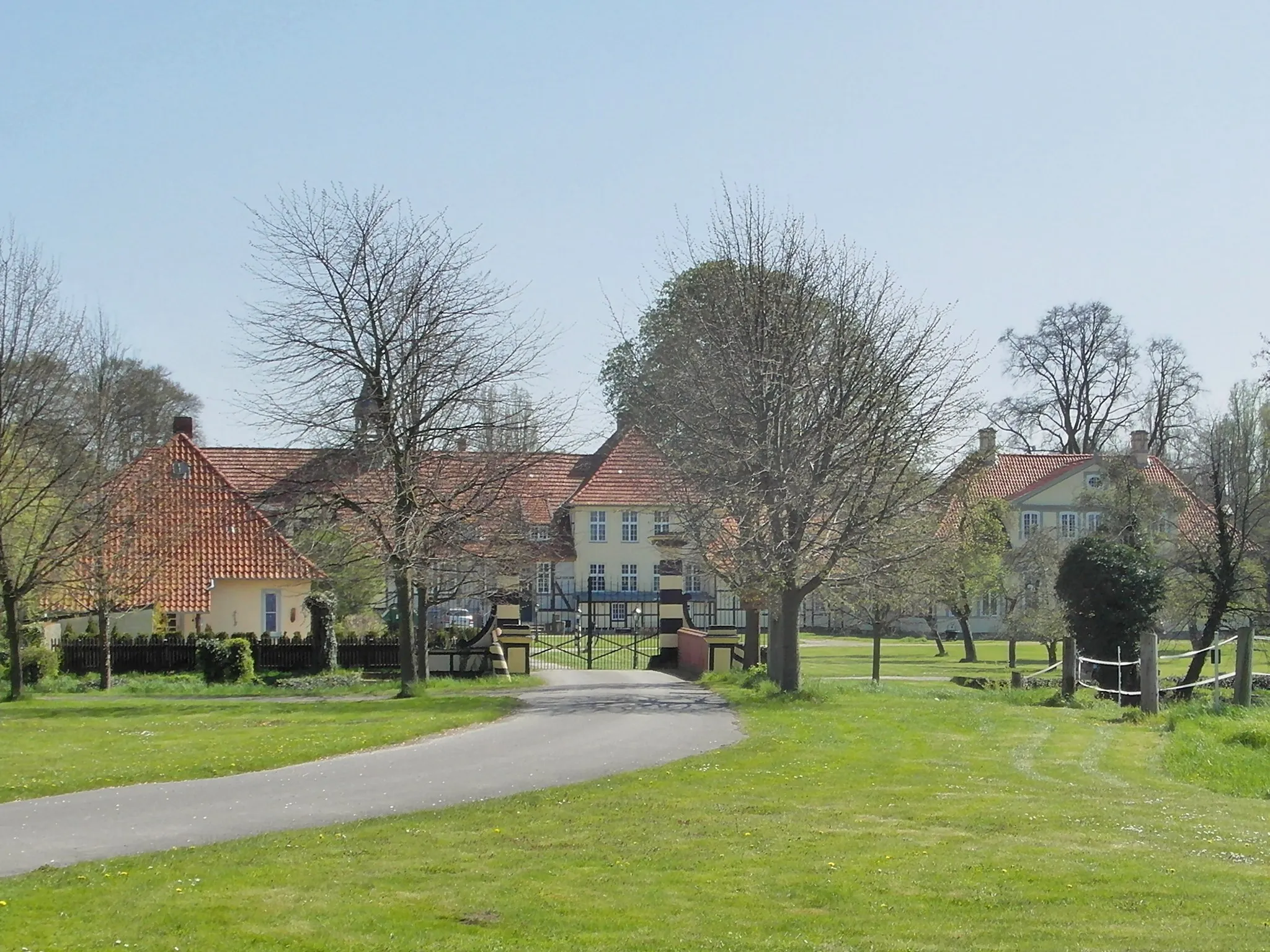 Photo showing: Der ehemalige Gutsbezirk Bettensen wurde 1929 Teil von Ihme-Roloven, einem heutigen Stadtteil von Ronnenberg in der Region Hannover. Das als Baudenkmal geschützte Gut gehört noch heute den Freiherren von Münchhausen. Die von Heinrich Grote erbaute Anlage besteht aus dem 1715 erbauten alten Herrenhaus, heute „Winterhaus“ genannt, und dem 1733 errichteten „Sommerhaus“, einer Scheune von 1750 und den übrigen Hofgebäuden vom Ende des 18. Jahrhunderts.