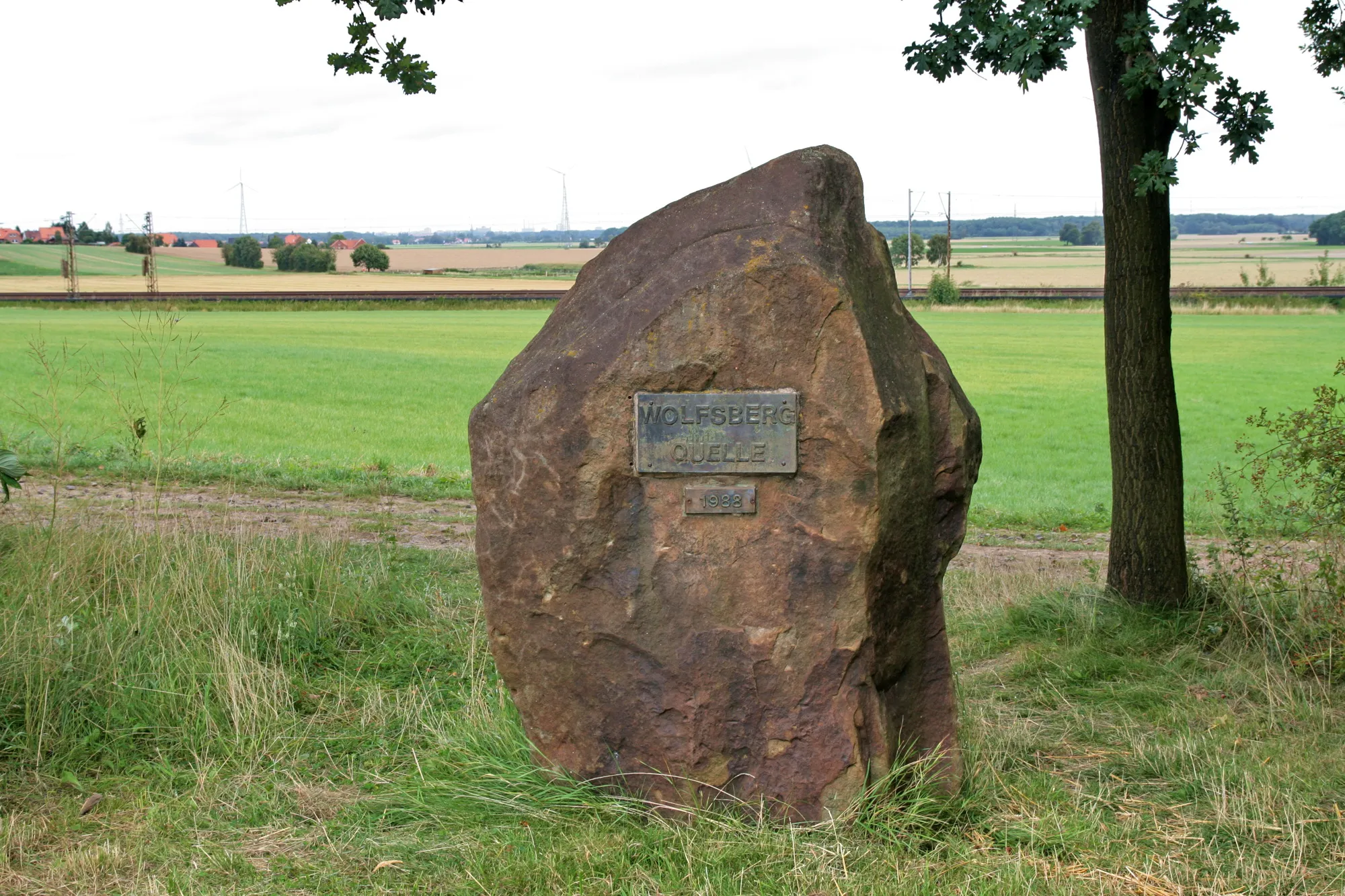 Photo showing: Markierungsstein der Wolfsbergquelle in Linderte (Ronnenberg)