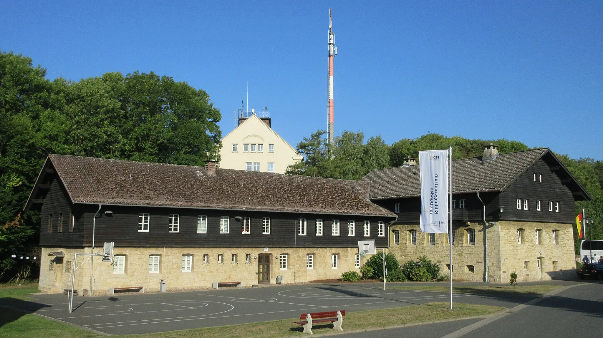 Photo showing: Denkmalgeschütztes Gebäude ehem. Reichsfliegerschule, z.Zt. Bildungszentrum des Bundes.