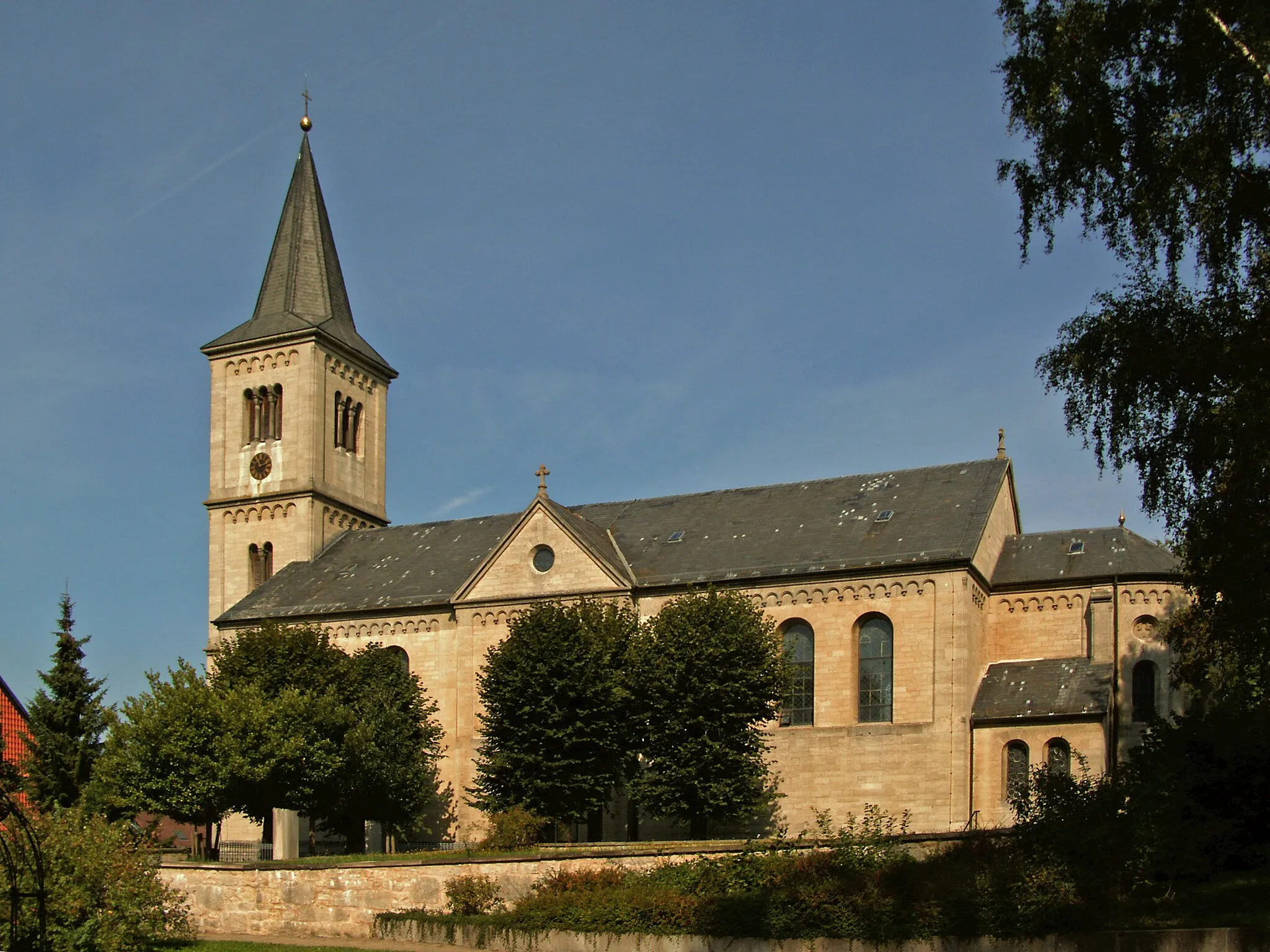 Photo showing: Katholische Kirche Maria Geburt in Winzenburg, Südseite, Landkreis Hildesheim