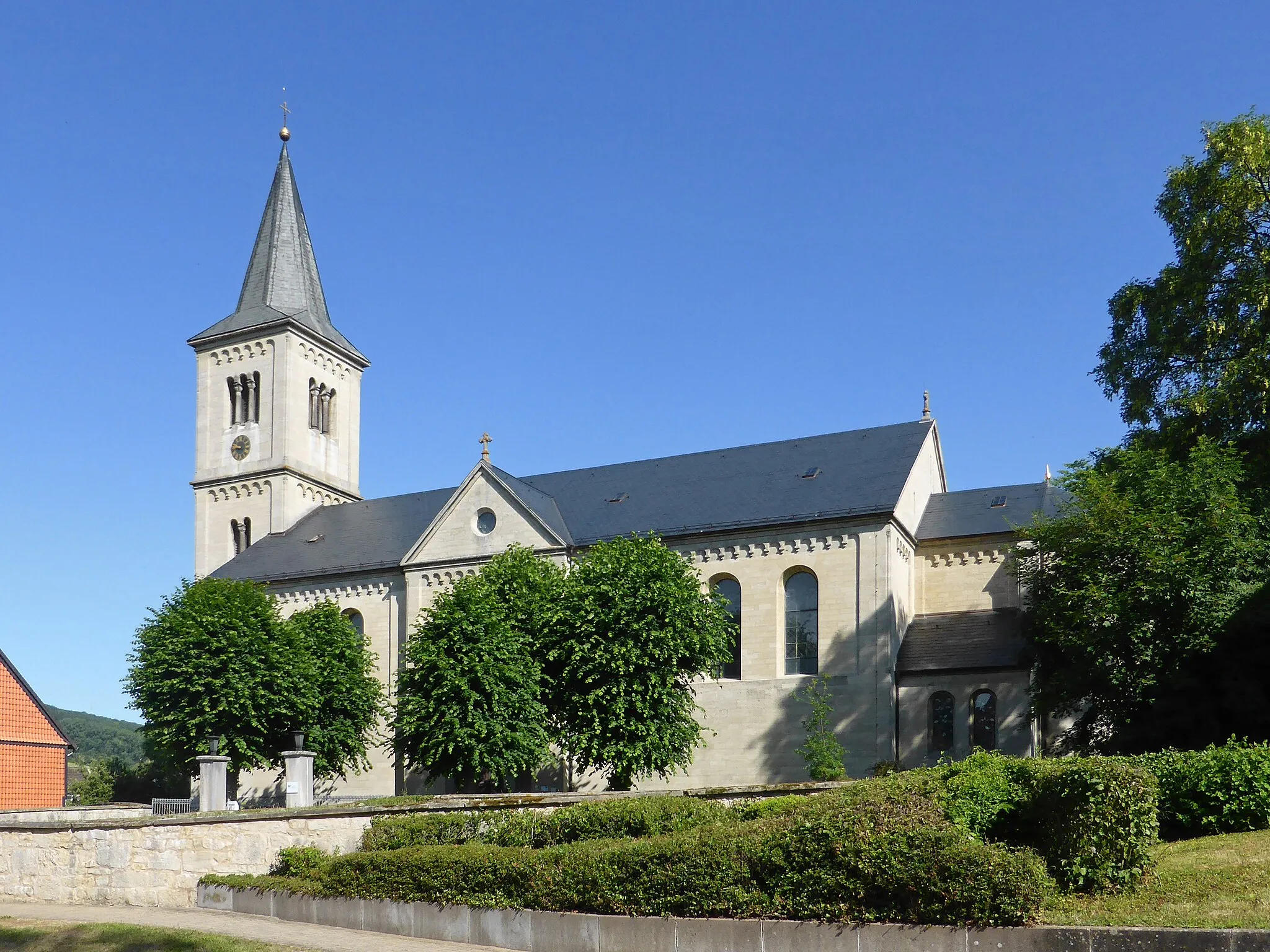 Photo showing: Die römisch-katholische Kirche Mariä Geburt in Winzenburg, Landkreis Hildesheim.