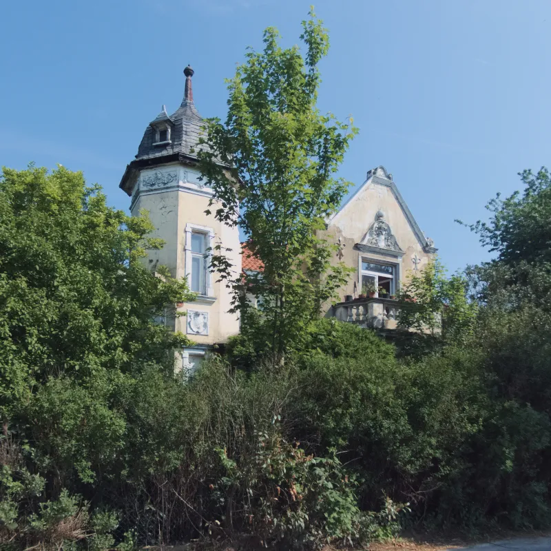 Photo showing: Die Villa wurde im Landhausstil vor dem Jahr 1896 erbaut. Die Villa mit einem Eckturm gehört wahrscheinlich zur Ziegelei auf dem Nachbargelände.