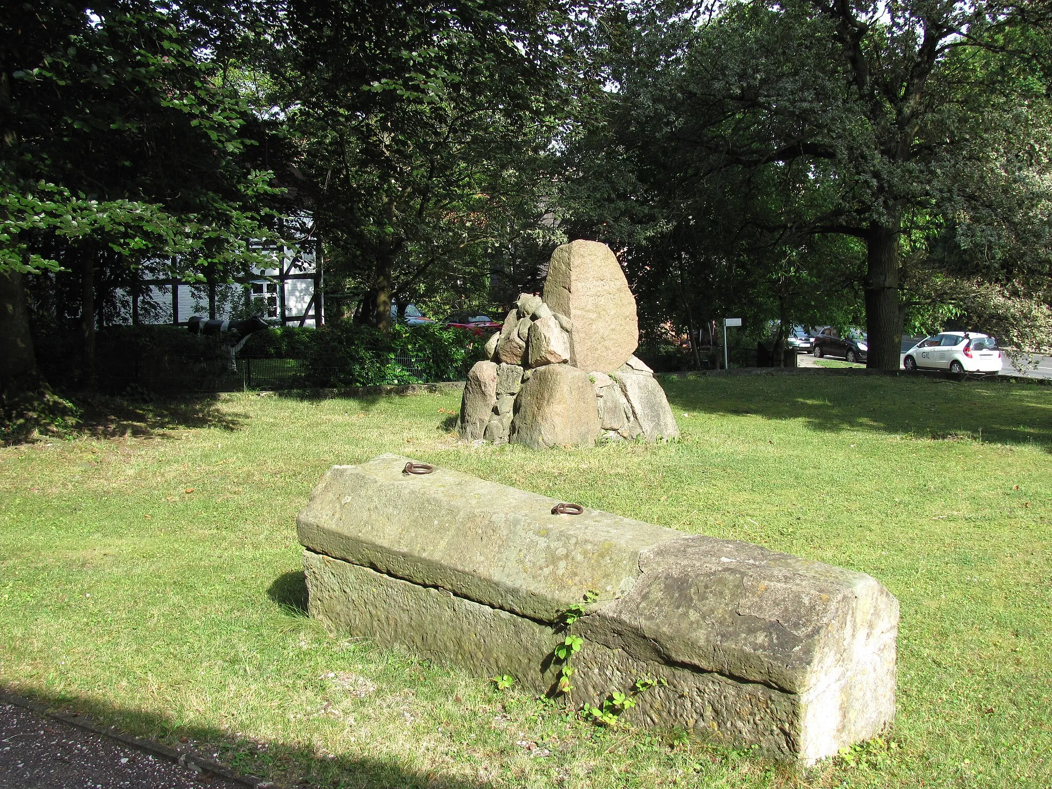 Photo showing: Stone coffin (13th century), Eberholzen, Germany
