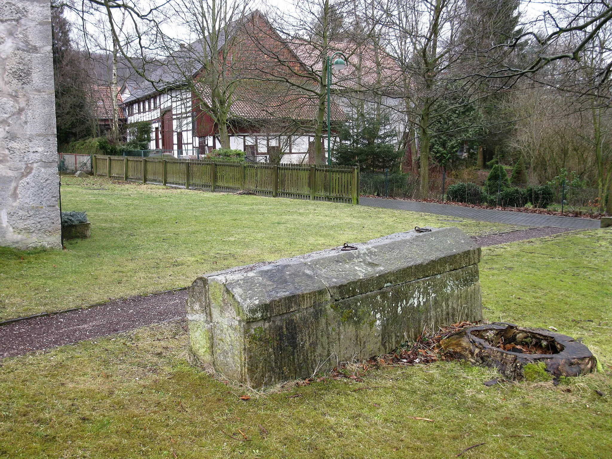Photo showing: Stone coffin in front of the church in Eberholzen