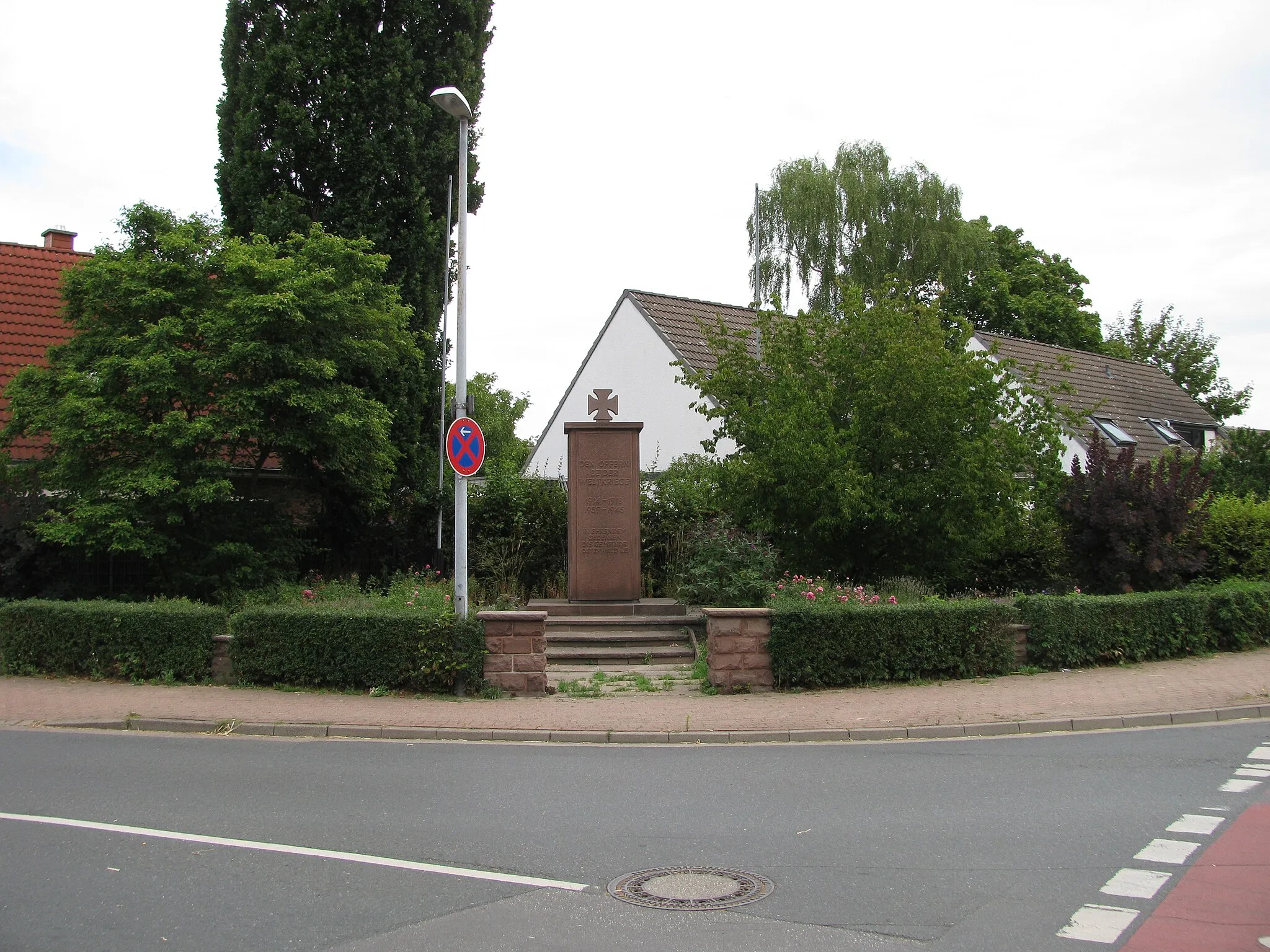 Photo showing: das Kriegerdenkmal von Osterwald Unterende an der Einmündung der Straße Großer Weg in die Hauptstraße