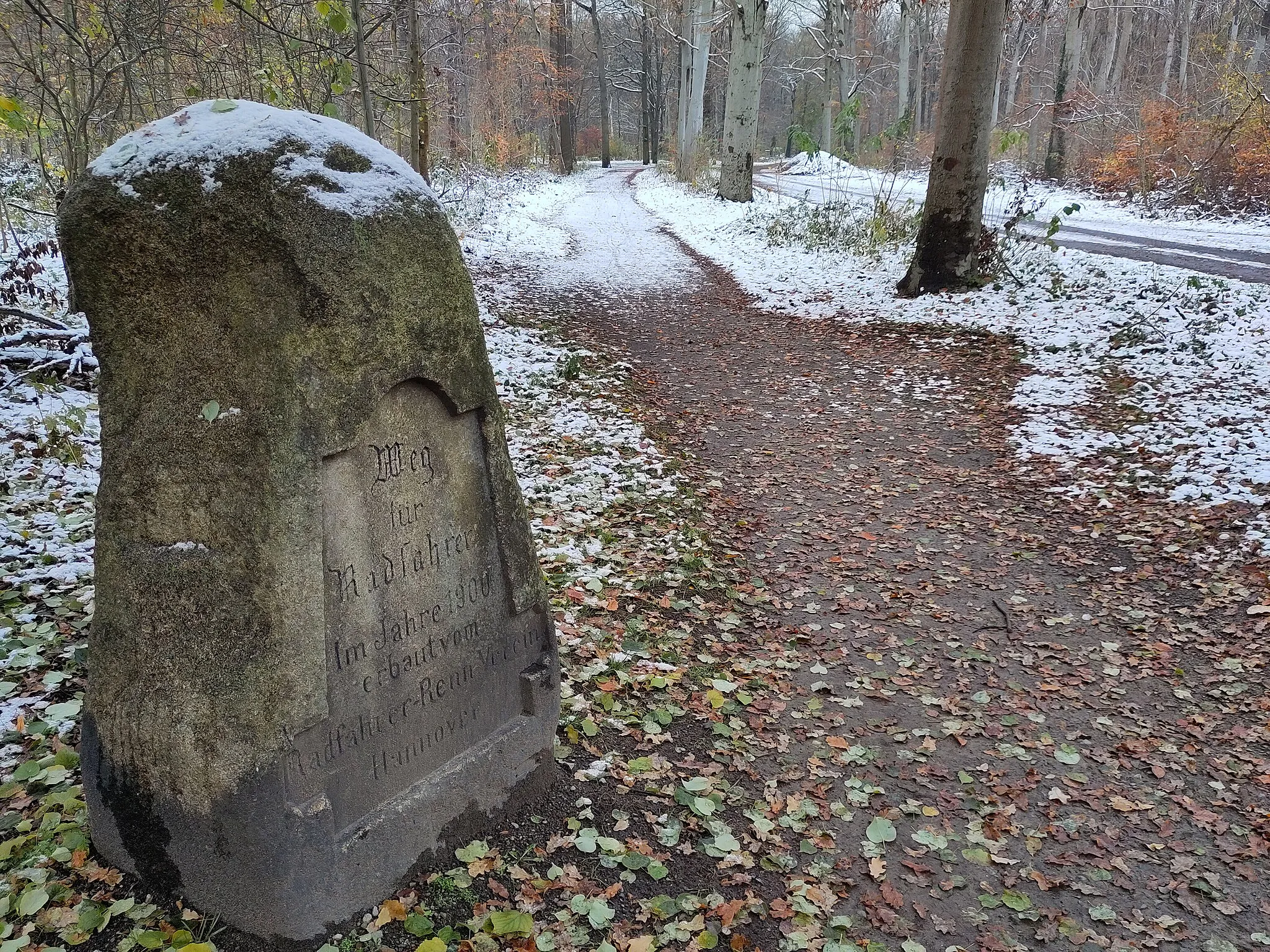 Photo showing: Radfahrerstein in der nörlichen Eilenried in Hannover
Standort: Stadtparkweg, Kleestraße