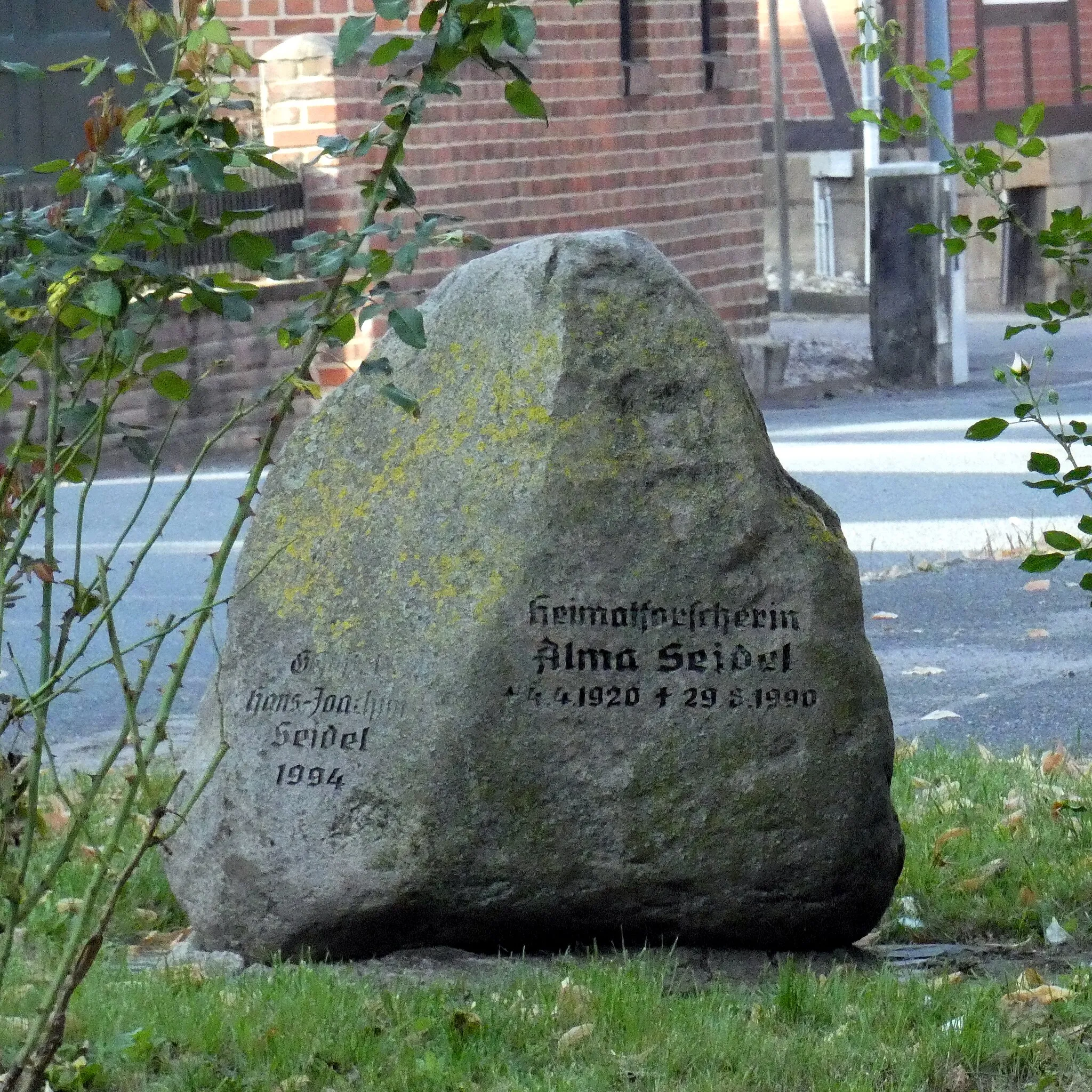 Photo showing: Gedenkstein für Alma und Hans-Joachim Seidel auf dem Platz zwischen Kirche und ehemaligem Pfarrhaus in Stemmen (Barsinghausen), Niedersachsen, Deutschland