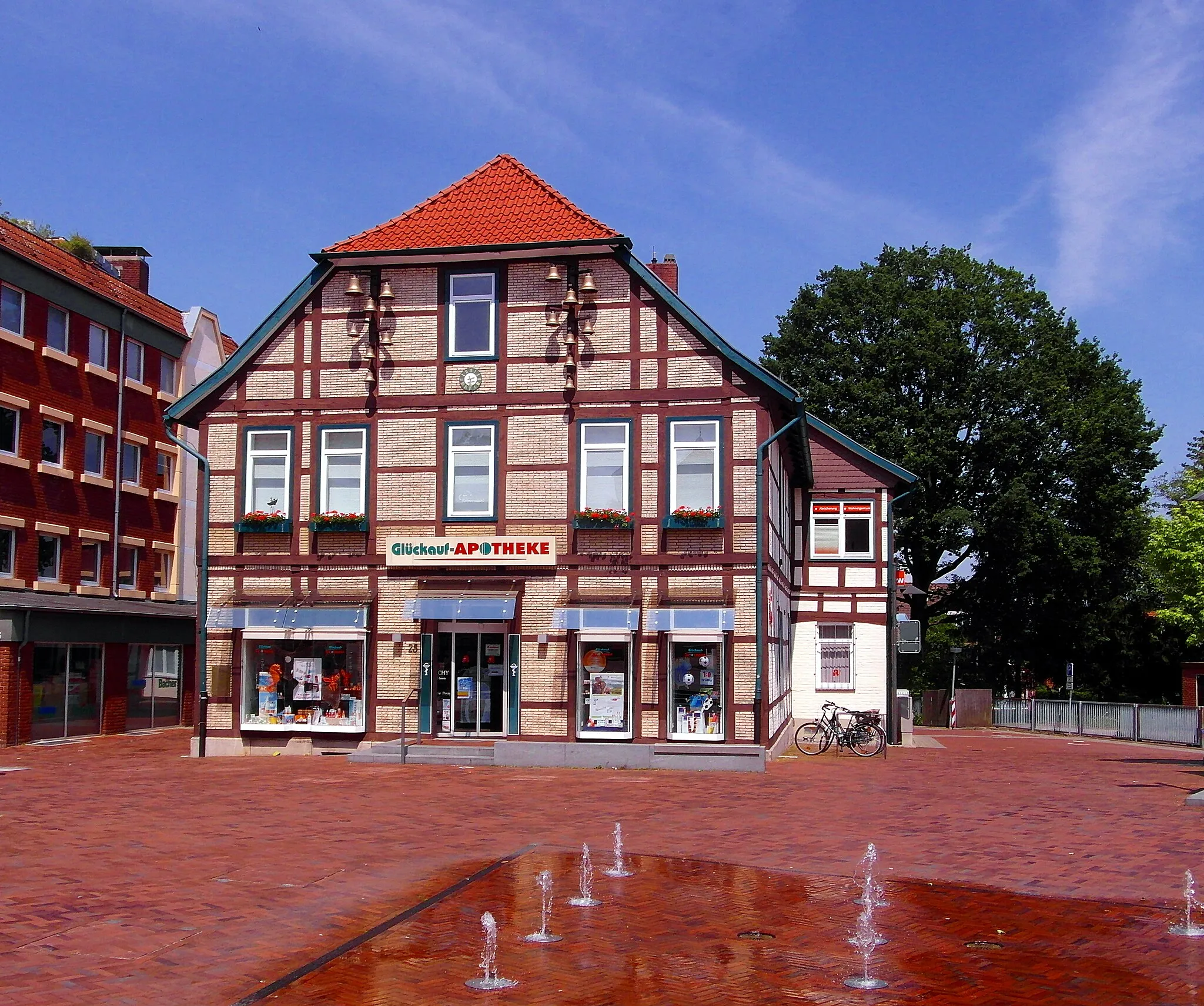 Photo showing: Als Baudenkmal geschütztes Wohn- und Geschäftshaus Marktstraße 25 am Thie in der neugestalteten Fußgängerzone von Barsinghausen