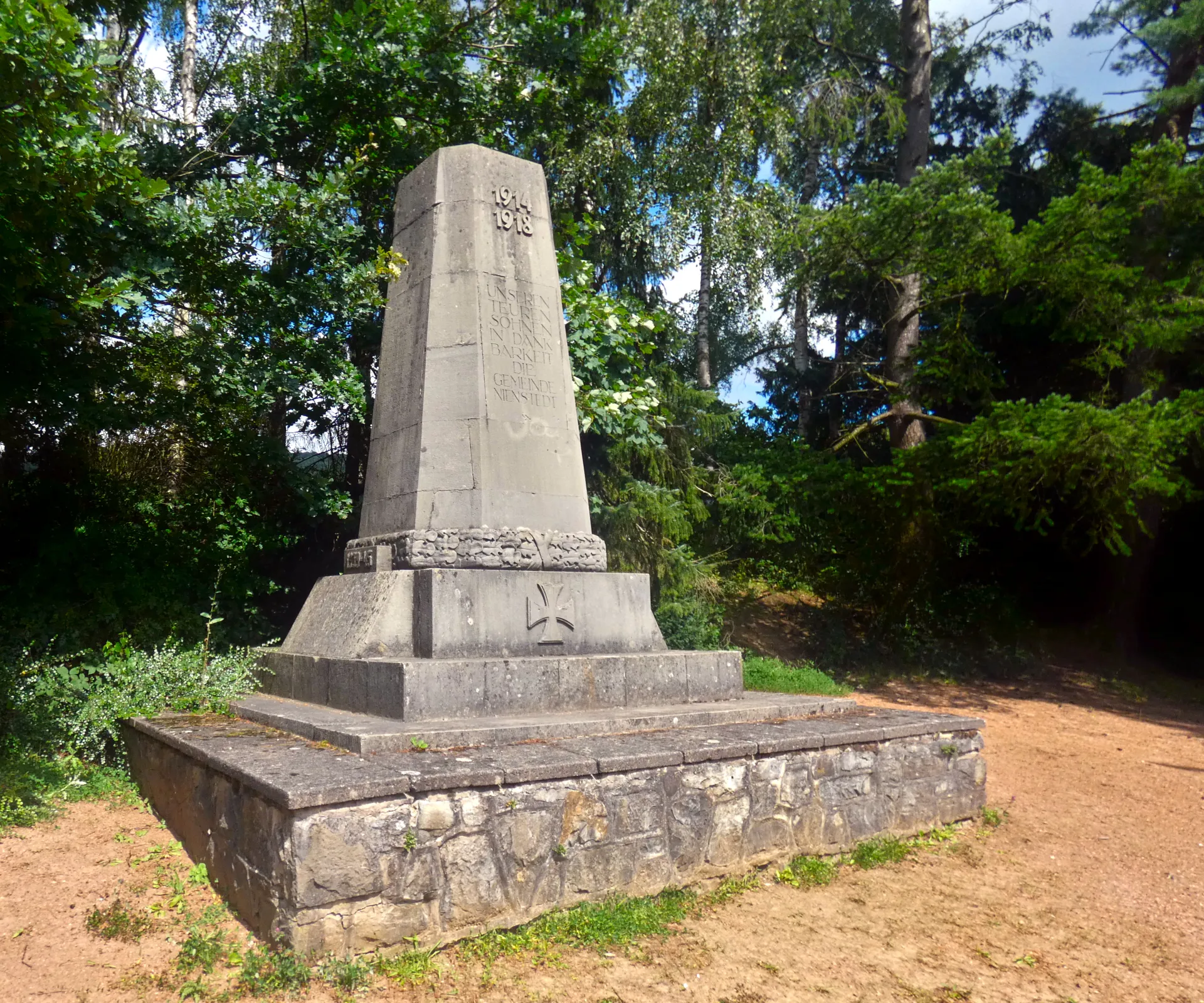 Photo showing: Kriegerdenkmal Nienstedt. Baudenkmal-Id: 31337446