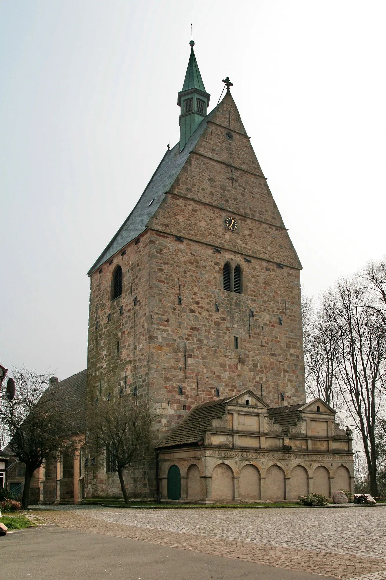 Photo showing: Kirche (ca.11.Jhd.)im Vorbau die Gruft der Familie von Münchhausen in Apelern, Niedersachsen, Deutschland