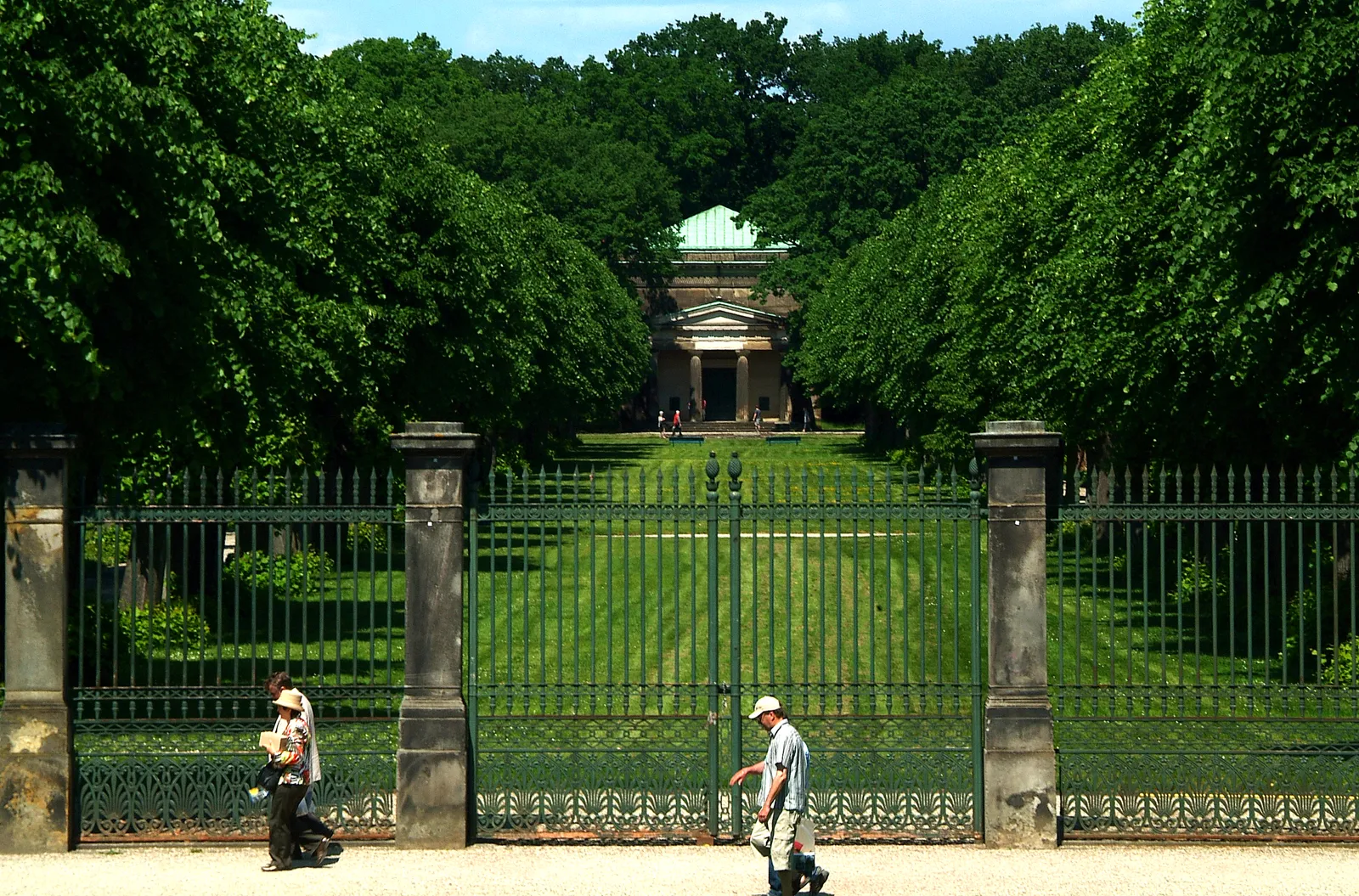 Photo showing: Blick über das Einfahrtsportal durch die Lindenallee von 1726 zum Welfenmausoleum im Berggarten in Hannover; alle drei Teile gehören nach wie vor zum Besitz der Welfenfamilie.