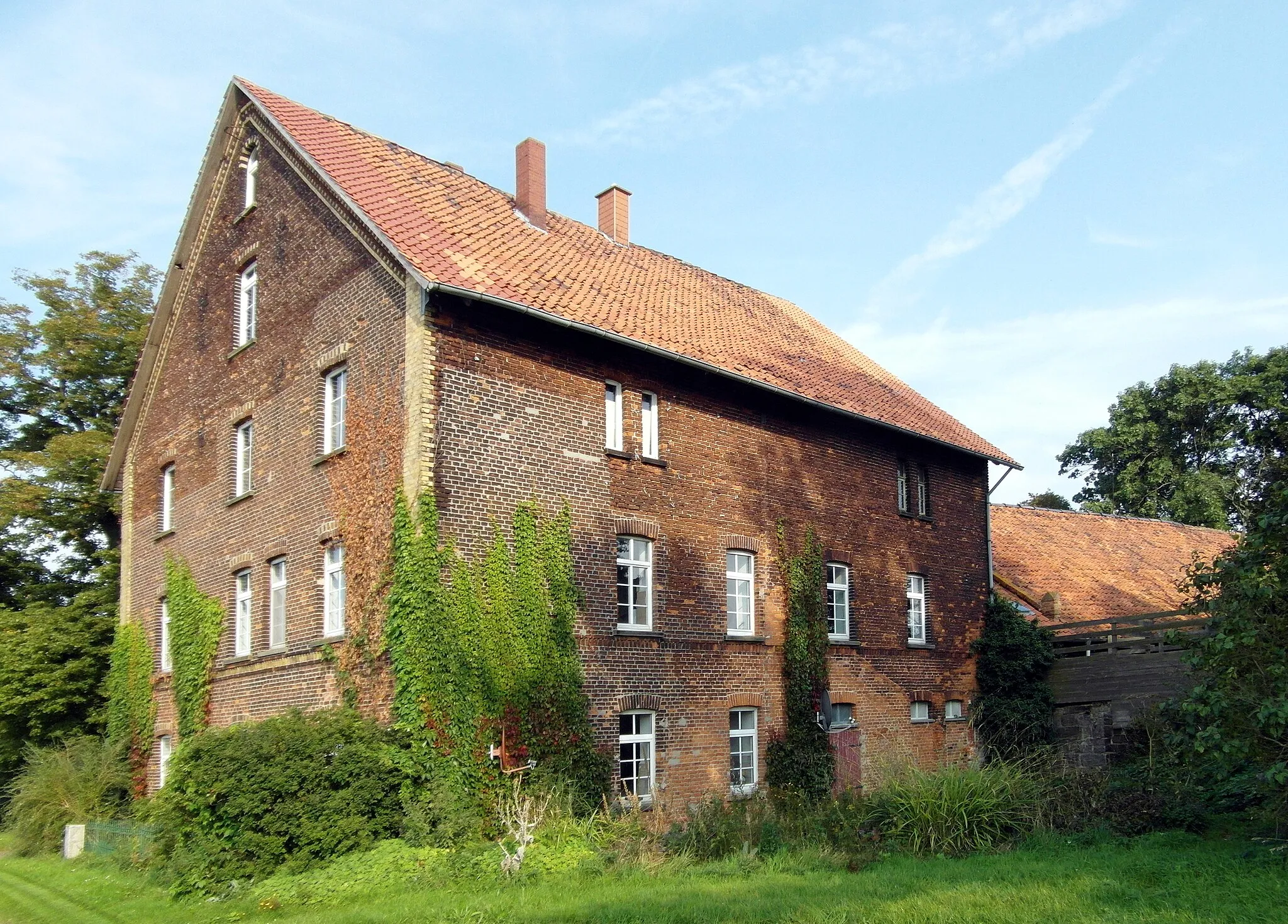 Photo showing: Die Mühle wurde in der zweiten Hälfte des 19. Jahrhunderts erbaut. Sie liegt am Bullerbach, etwa in der Mitte zwischen den Ortsteilen Barsinghausen und Großgoltern.