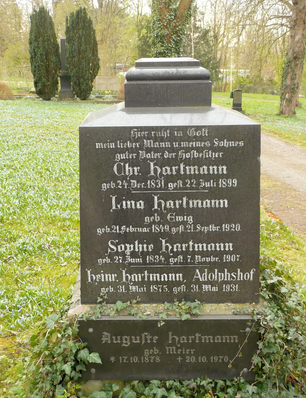 Photo showing: Grab von Familie Hartmann auf dem Lindener Bergfriedhof