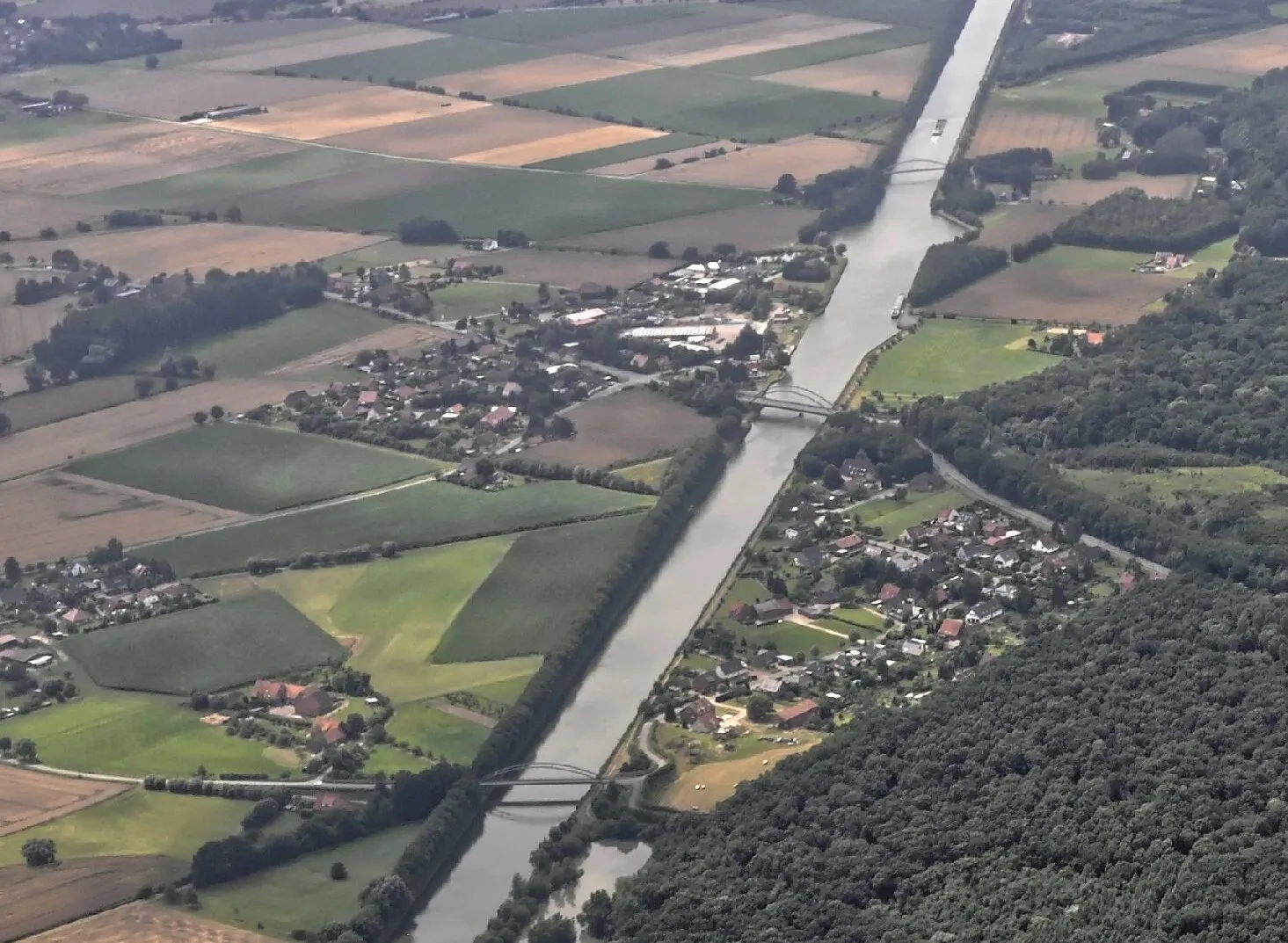 Photo showing: Bild vom Flug Nordholz-Hammelburg 2015: Blick von Nordosten auf Rusbend am Mittellandkanal. Rusbend ist ein Stadtteil von Bückeburg im niedersächsischen Landkreis Schaumburg.