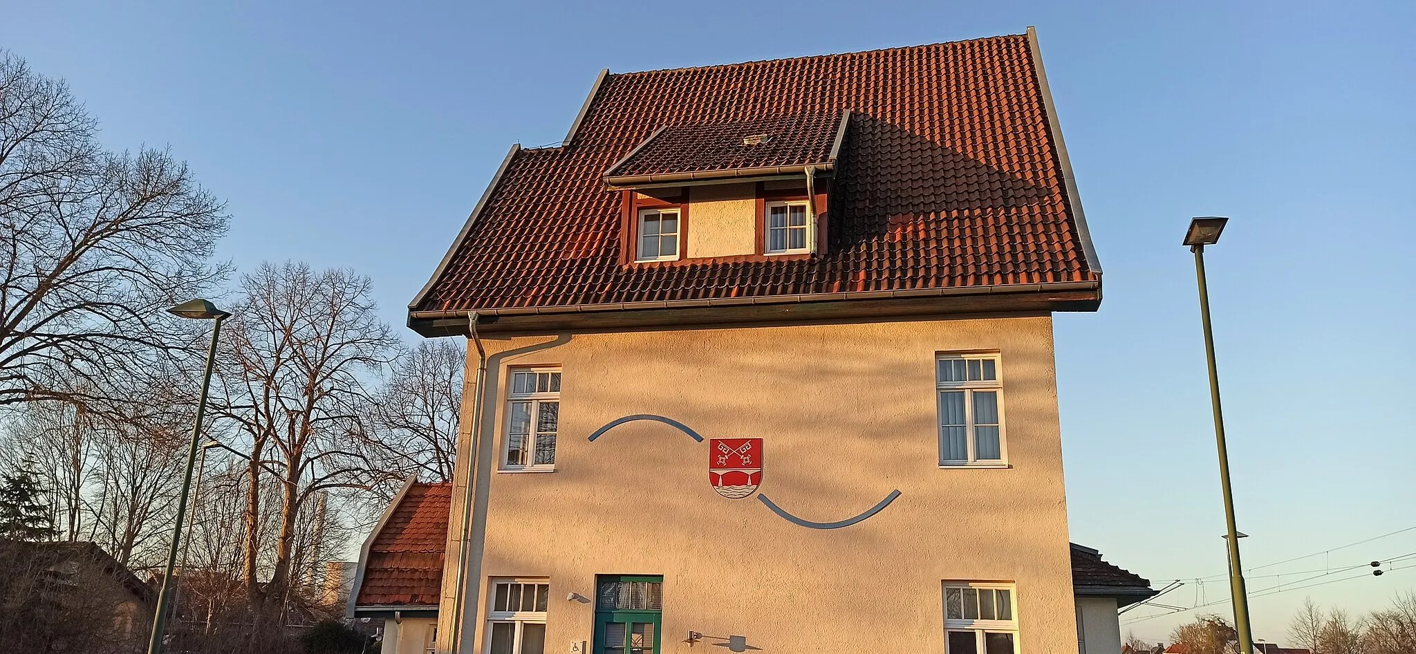 Photo showing: Bahnhof Petershagen-Lahde,
Das ehemalige Bahnhofsgebäude im Stadtteil Lahde beherbergt heute das Büro des Abwasserbetriebs der Stadt.

Taken on 2 March 2021