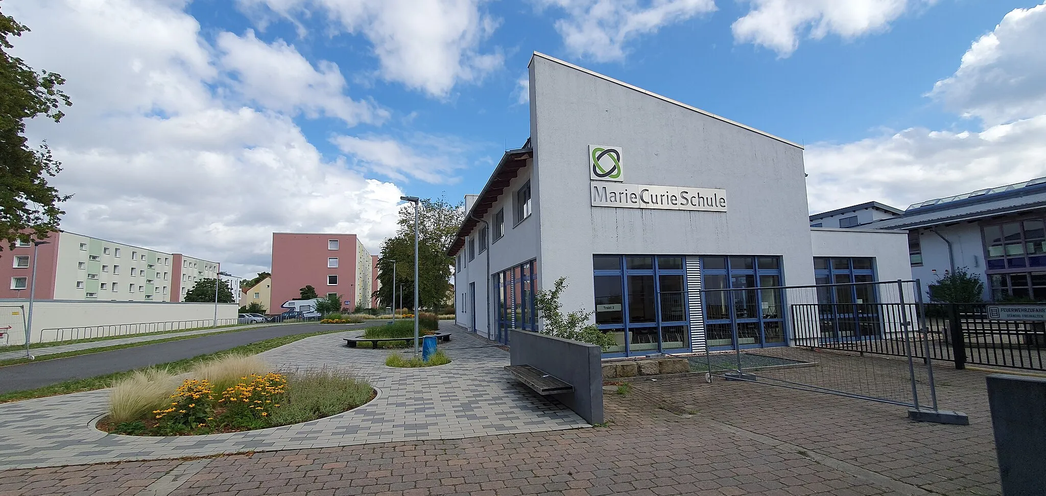 Photo showing: Marie Curie Schule - KGS Ronnenberg, alter Haupteingang mit neuer Kiss &Ridezone für die dahinter gelegene Grundschule