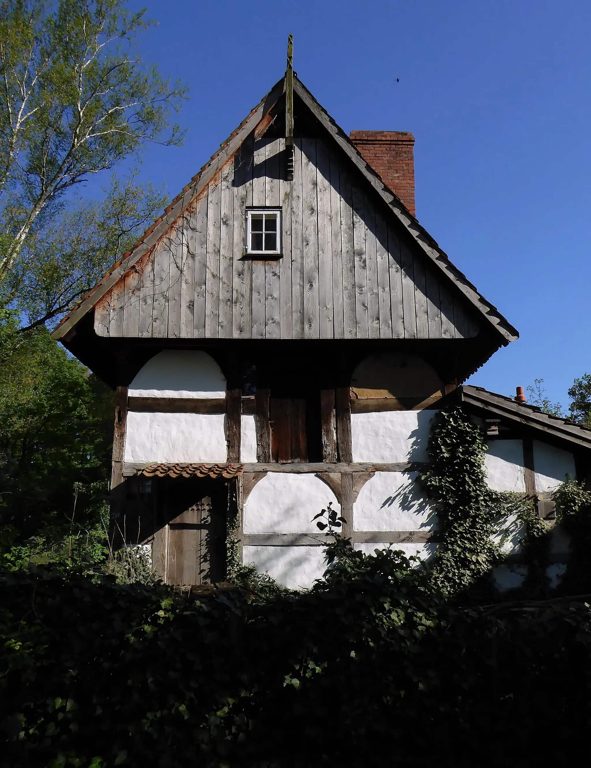 Photo showing: Der ehemalige Treppenspeicher in Isernhagen, Niedernhägener Bauerschaft, Am Ortfelde 74B, ist heute ein kleines Wohnhaus. Es handelt sich um ein Baudenkmal.