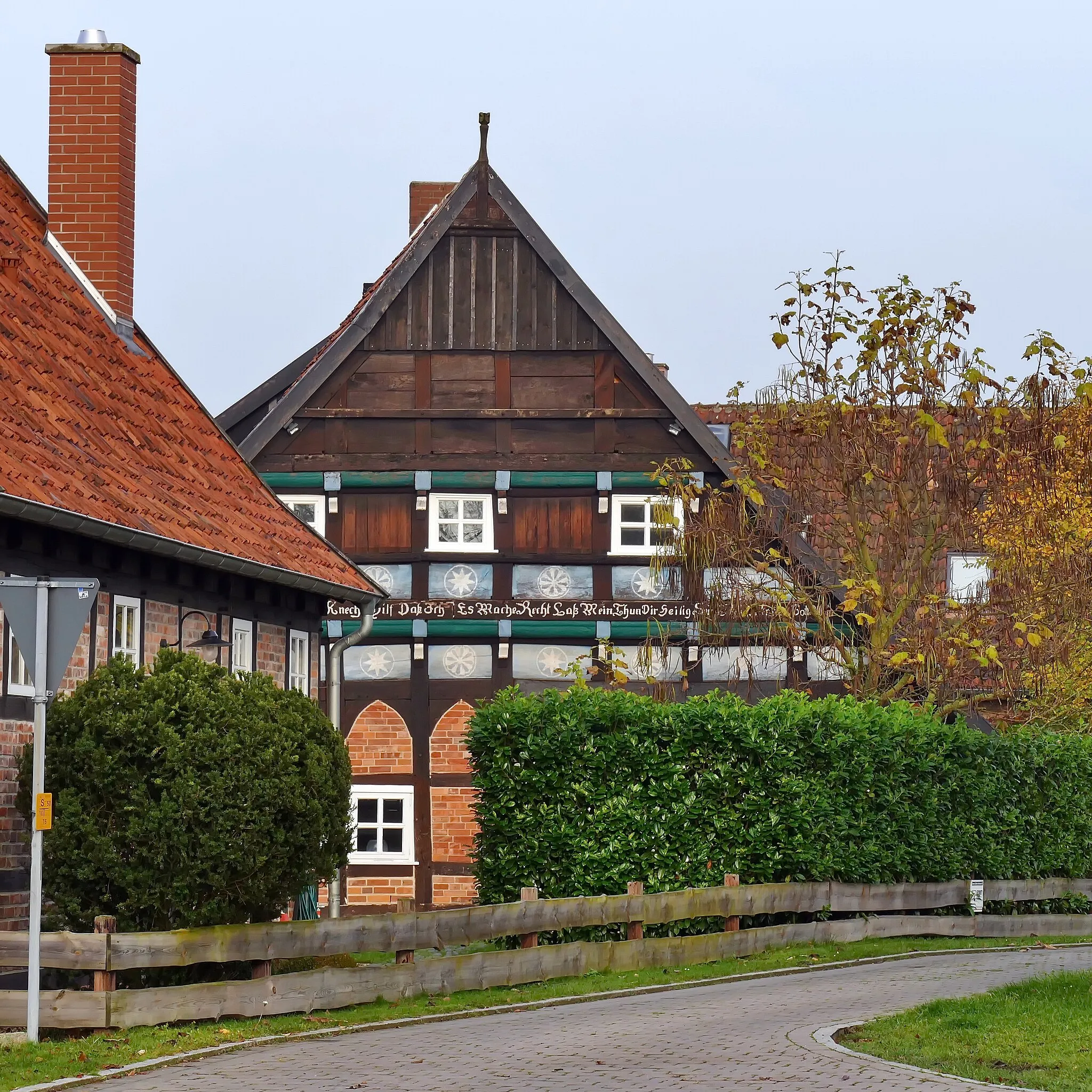 Photo showing: Das Fachwerkhaus in Isernhagen, Niedernhägener Bauerschaft, Kirchbusch 1A, ist ein Baudenkmal.