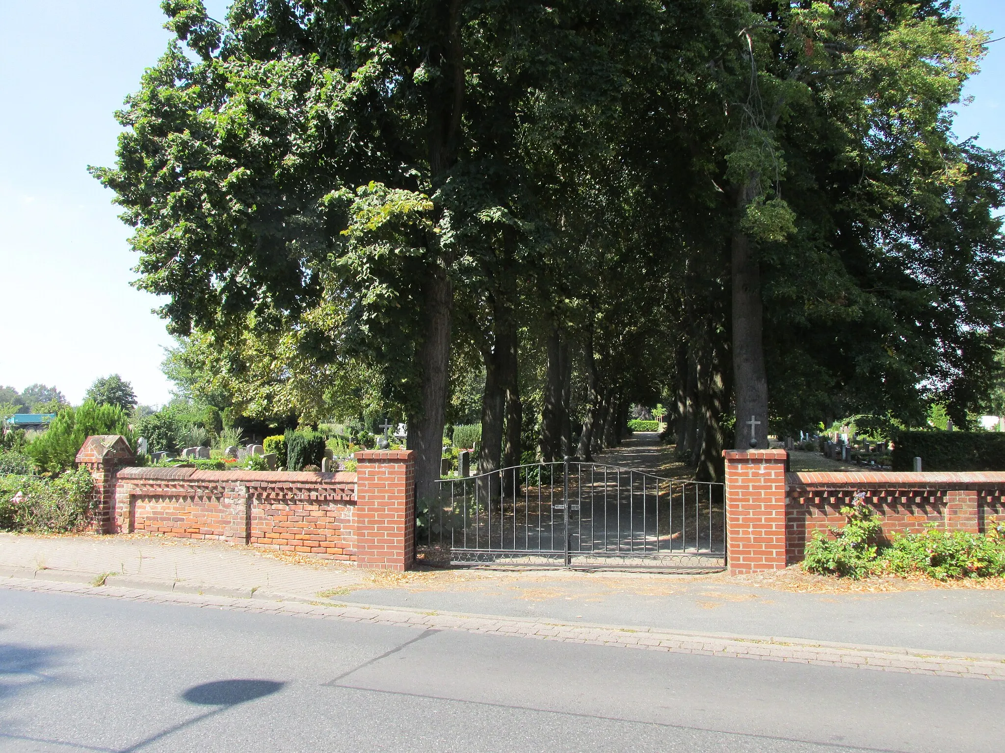 Photo showing: der Friedhof von Engelbostel an der Straße Alt Engelbostel
