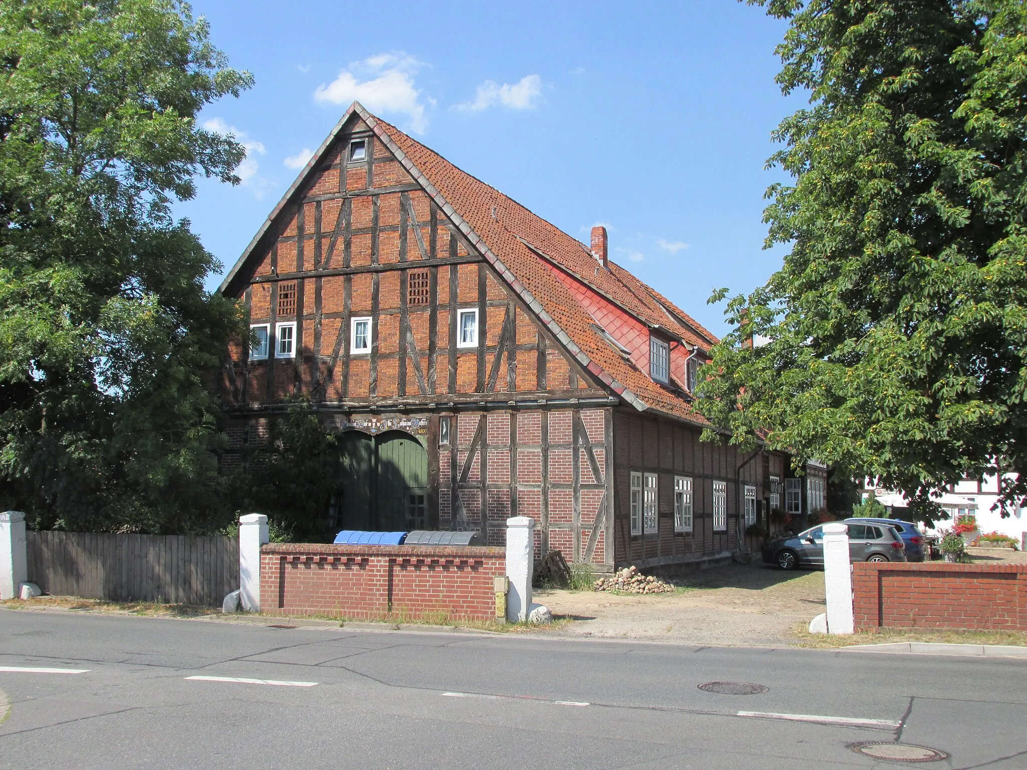 Photo showing: Blick von der Straße Alt Engelbostel in Engelbostel auf das Haupthaus Resser Straße 1