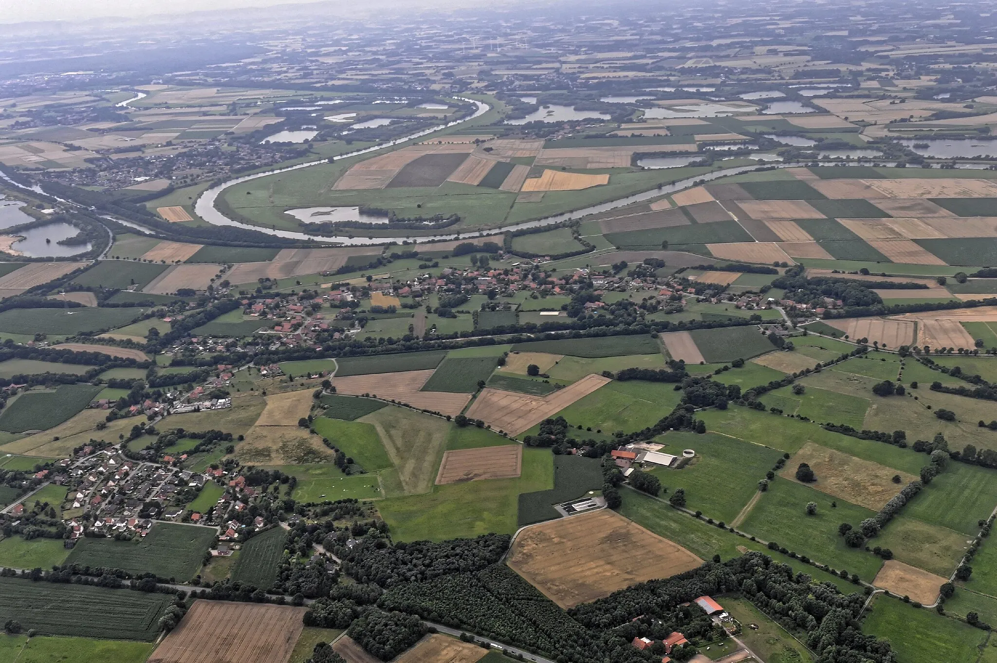 Photo showing: Bilder vom Flug Nordholz-Hammelburg 2015: Döhren an der Weser. Links Windheim und die Windheimer Marsch. In der Weserschleife das Vogelschutzgebiet Weseraue mit der Seenlandschaft zahlreicher ehemeligen Kiesgruben.