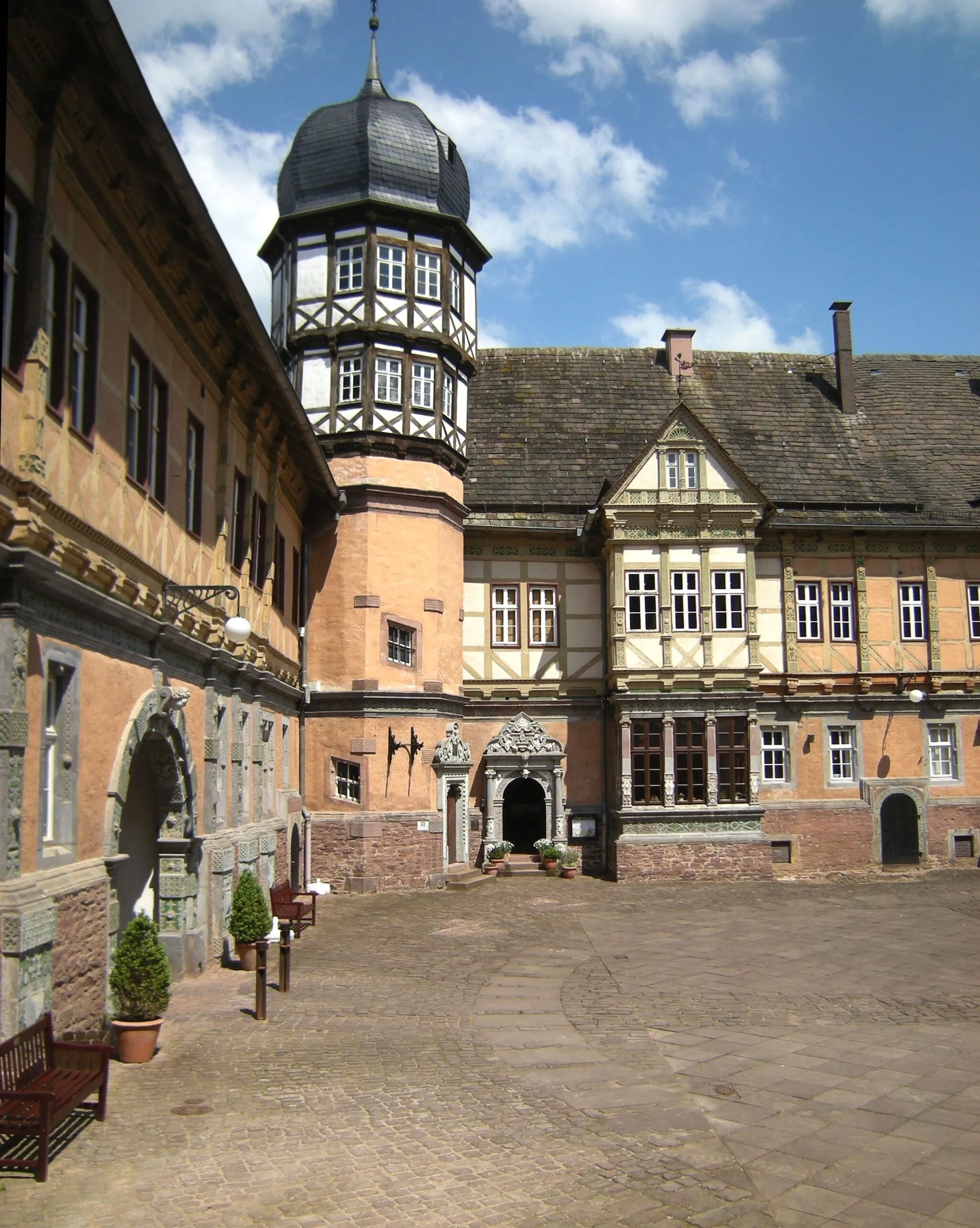 Photo showing: Bevern-Schlossturm mit Innenhof.jpg