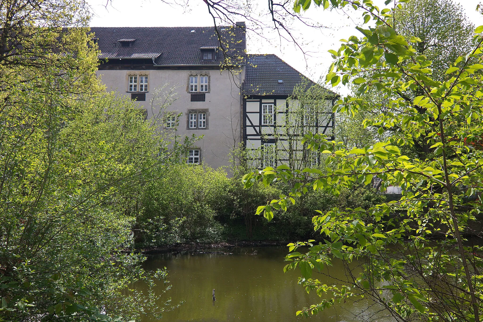 Photo showing: Die von Wassergräben umgebene Domänenburg Aerzen wurde 1293 erstmals urkundlich erwähnt.