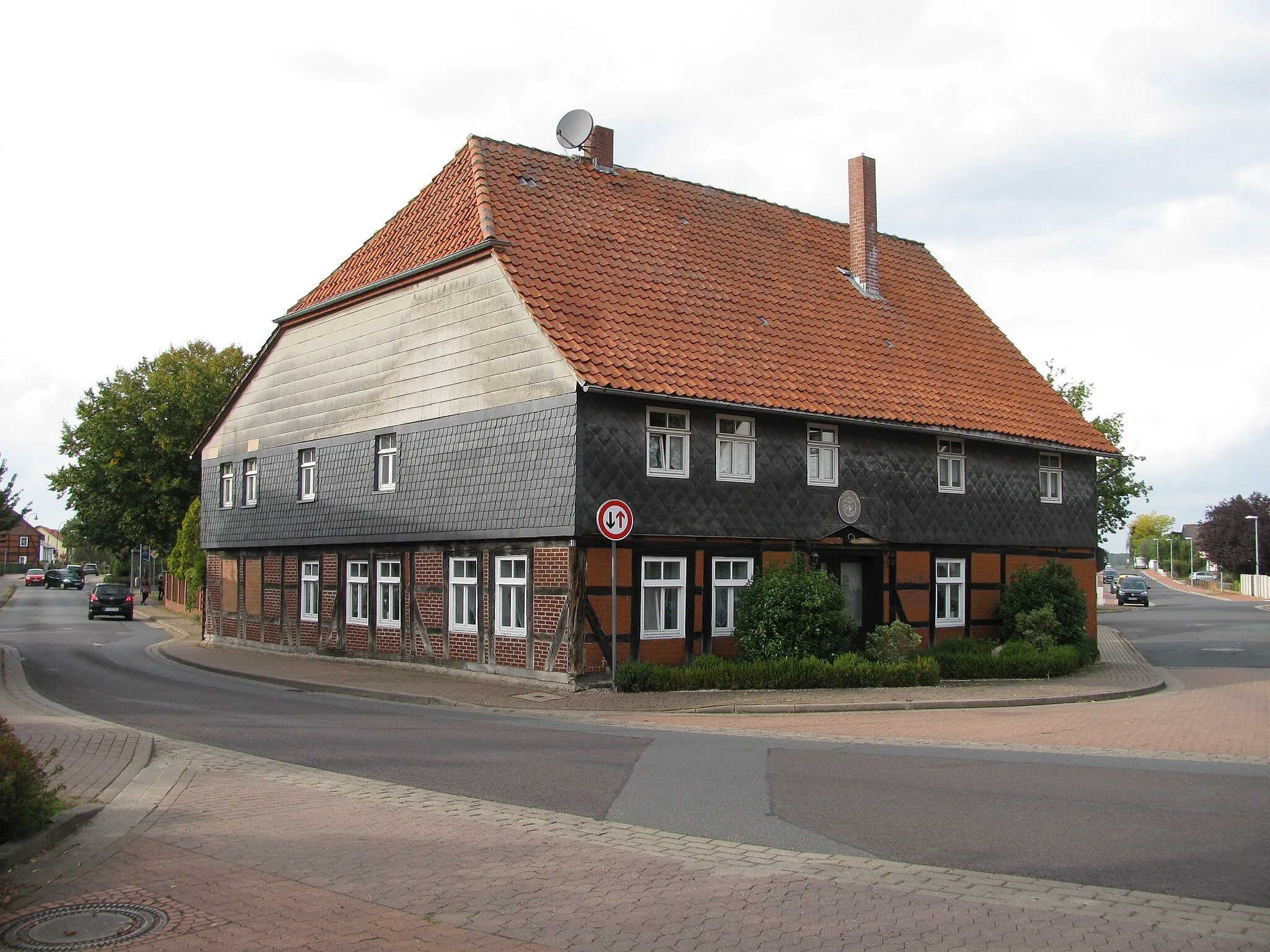 Photo showing: das Haus Hauptstraße 3 in Ingeln, nach rechts die Straße Am Holztor