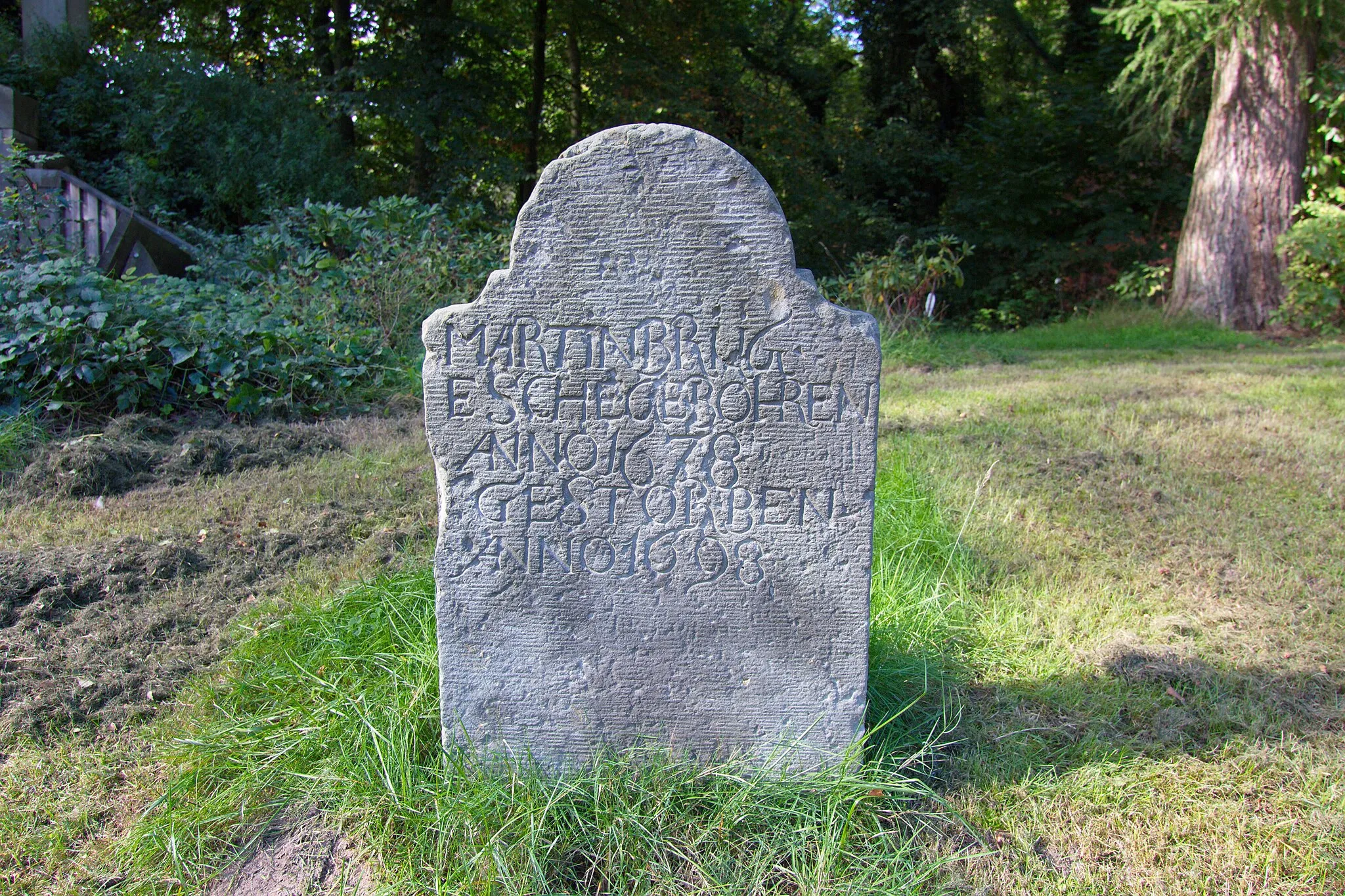 Photo showing: Grabstein von 1698 vor St. Clemens Romanus Kirche in Marklohe, Niedersachsen, Deutschland