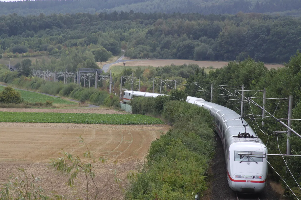 Photo showing: An ICE 1 travelling on Hildesheimer Schleife, shortly before joining the Hannover-Wurzburg high-speed railway line, headed south.