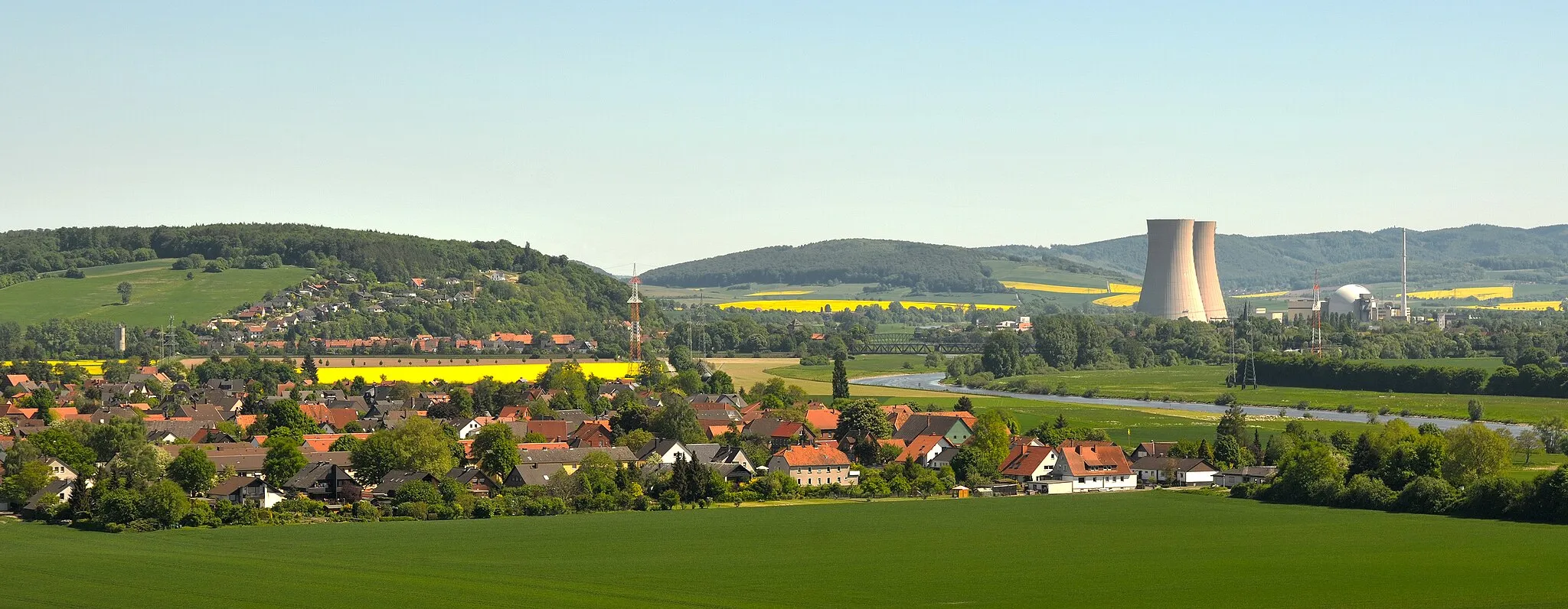 Photo showing: View from the Ohrbergpark to the small village Tündern and to the Grohnde Nuclear Power Plant beside the river Weser in the Upper Weser Valley and the Weser Uplands in Lower Saxony, Germany. The yellow fields are rapeseed fields.