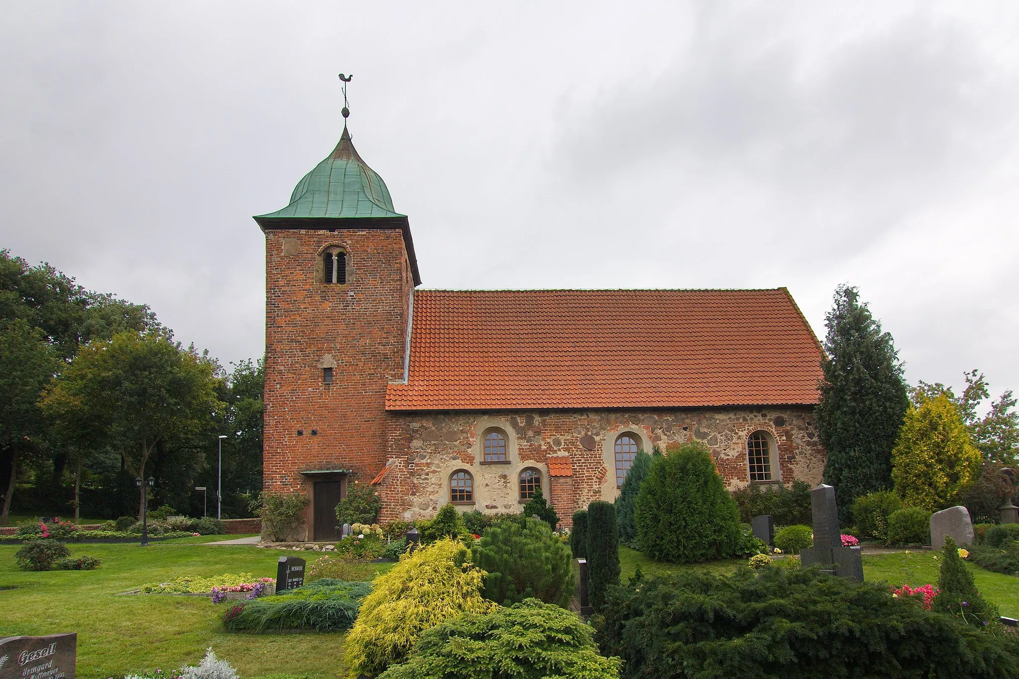 Photo showing: Die Kirche in Bühren (Binnen), Niedersachsen, Deutschland im romanischen Baustil stammt aus dem 13. Jahrhundert