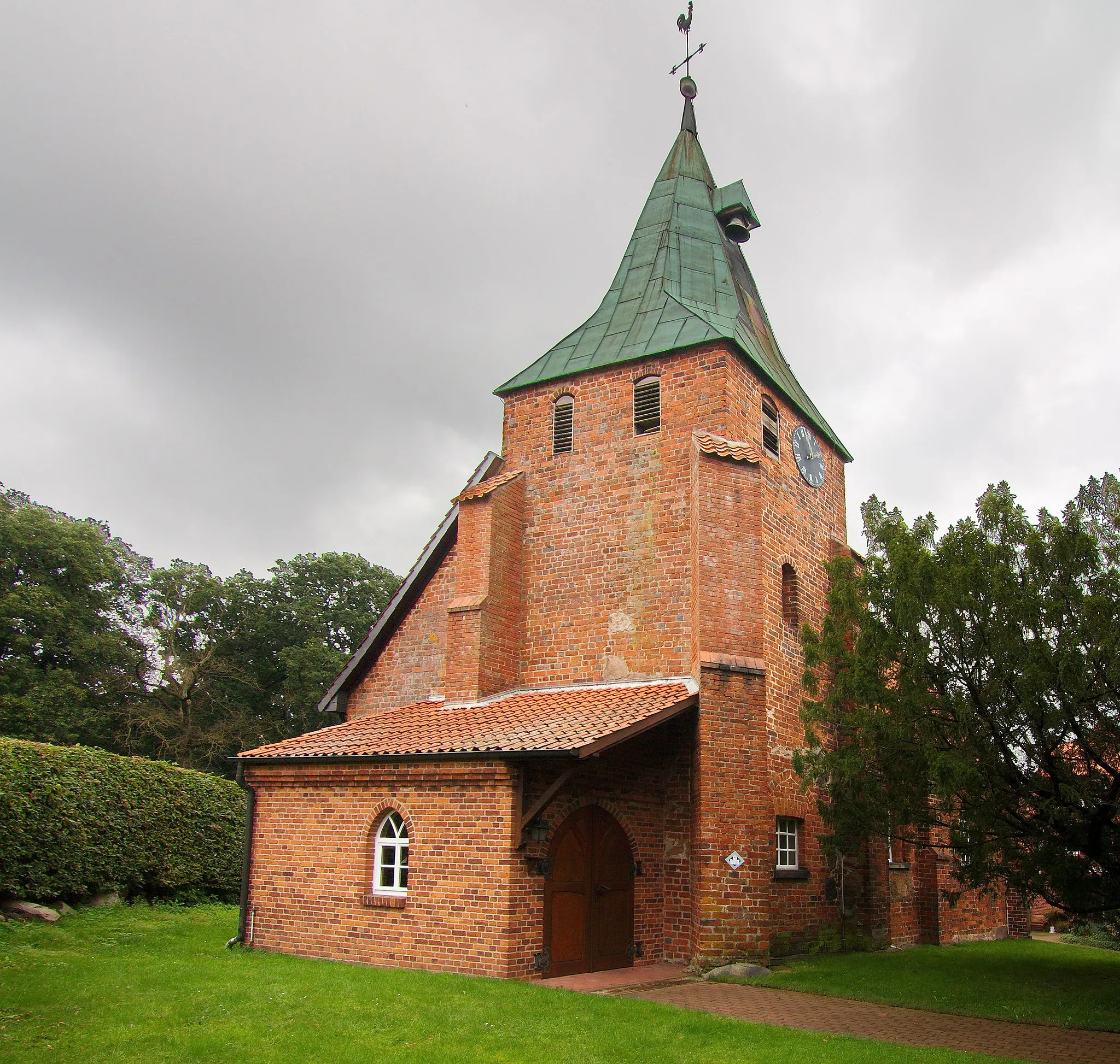 Photo showing: Kleine Saalkirche aus Backsteinmauerwerk aus dem 14. Jahrhundert  in Binnen, Niedersachsen, Deutschland