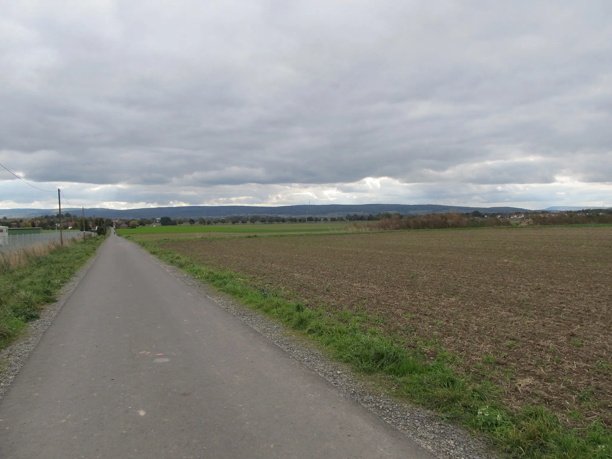 Photo showing: Blick vom Mühlenberg von Ostermunzel nach Süden auf den Ort Ostermunzel und den dahinter liegenden Deister