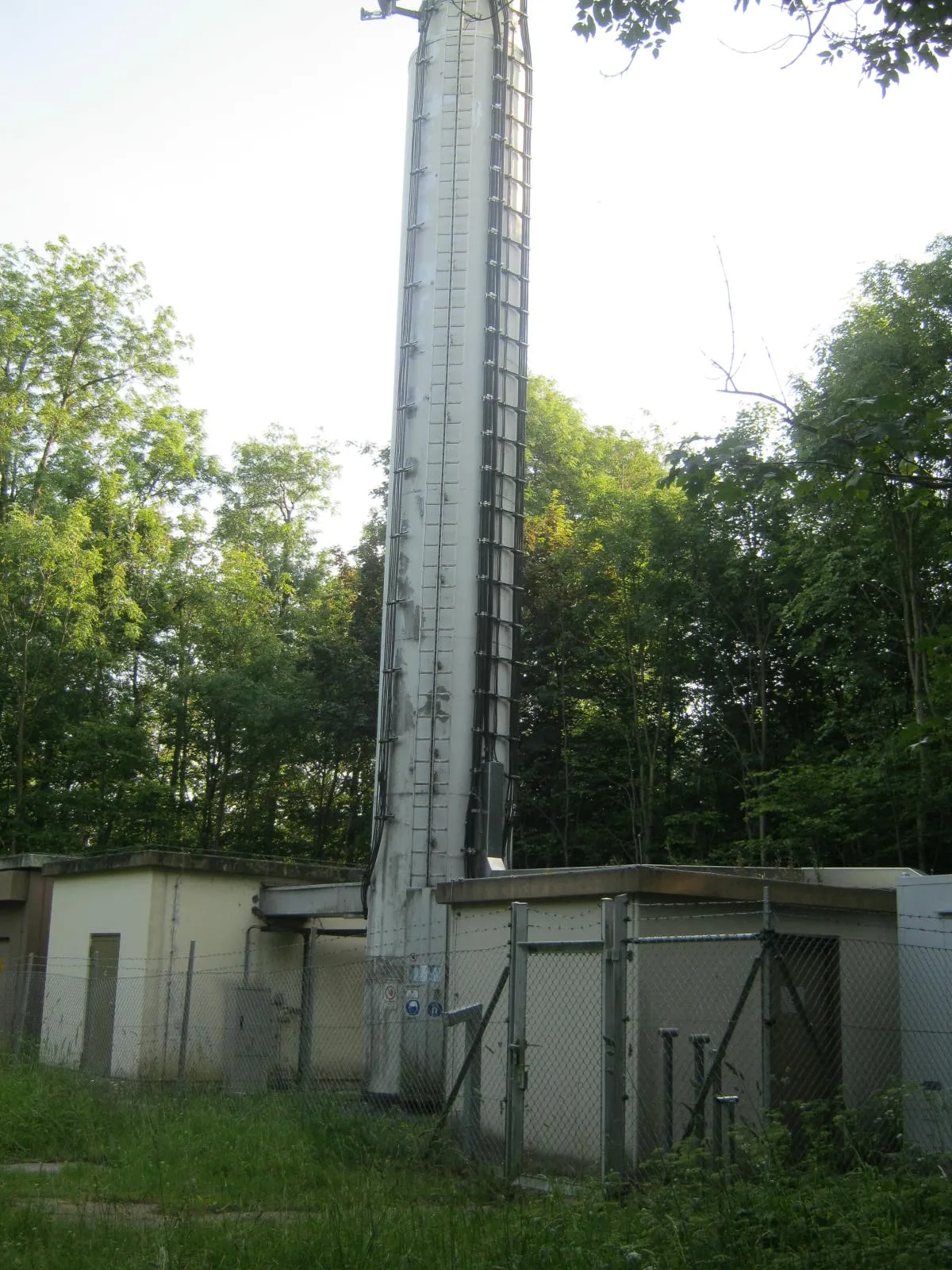 Photo showing: Auf der Kuppe des Ebersberges bei Springe befindet sich diese Antennenanlage.