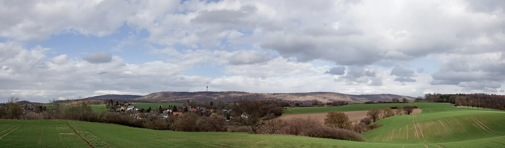 Photo showing: Nordwestlicher Deister mit (vlnr) Rodenberger Höhe (333 m), Egge (355 m), Großem Hals (361 m, Fernmeldeturm Barsinghausen), NN (368 m) und Reinekensiekskopf (382 m, Nordmannsturm). Im Vordergrund Altenhagen II.
Siehe Udeuschle!