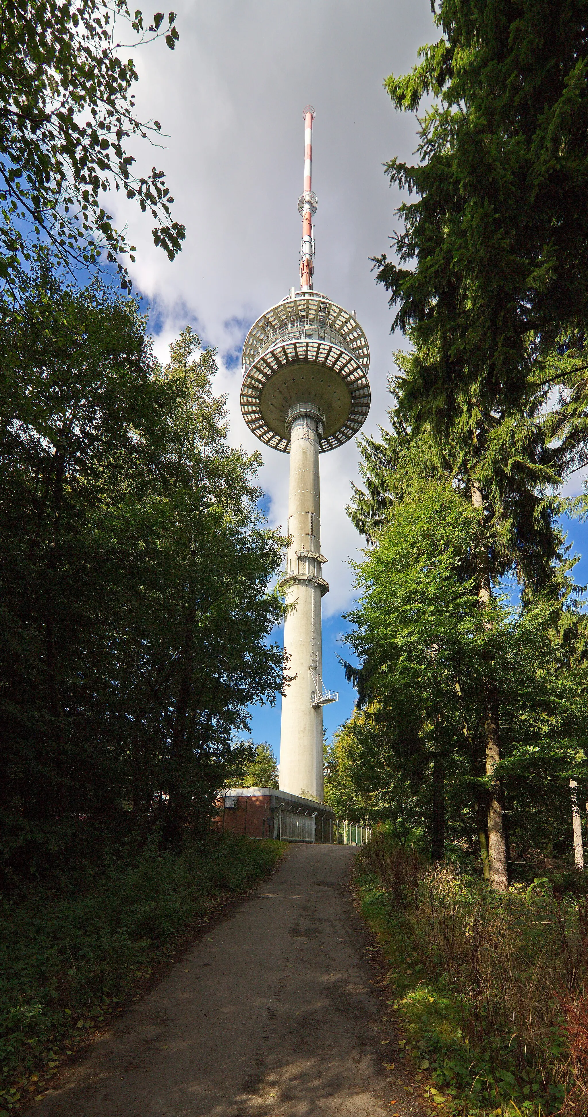 Photo showing: 150 Meter hoher Fernmeldeturm der Deutschen Telekom AG. Höhe des Betriebsgeschosses: 75 Meter. Baujahr: 1.968. auch als Fernmeldeturm Deisterkamm bezeichnet (Barsinghausen),Niedersachsen. Deutschland