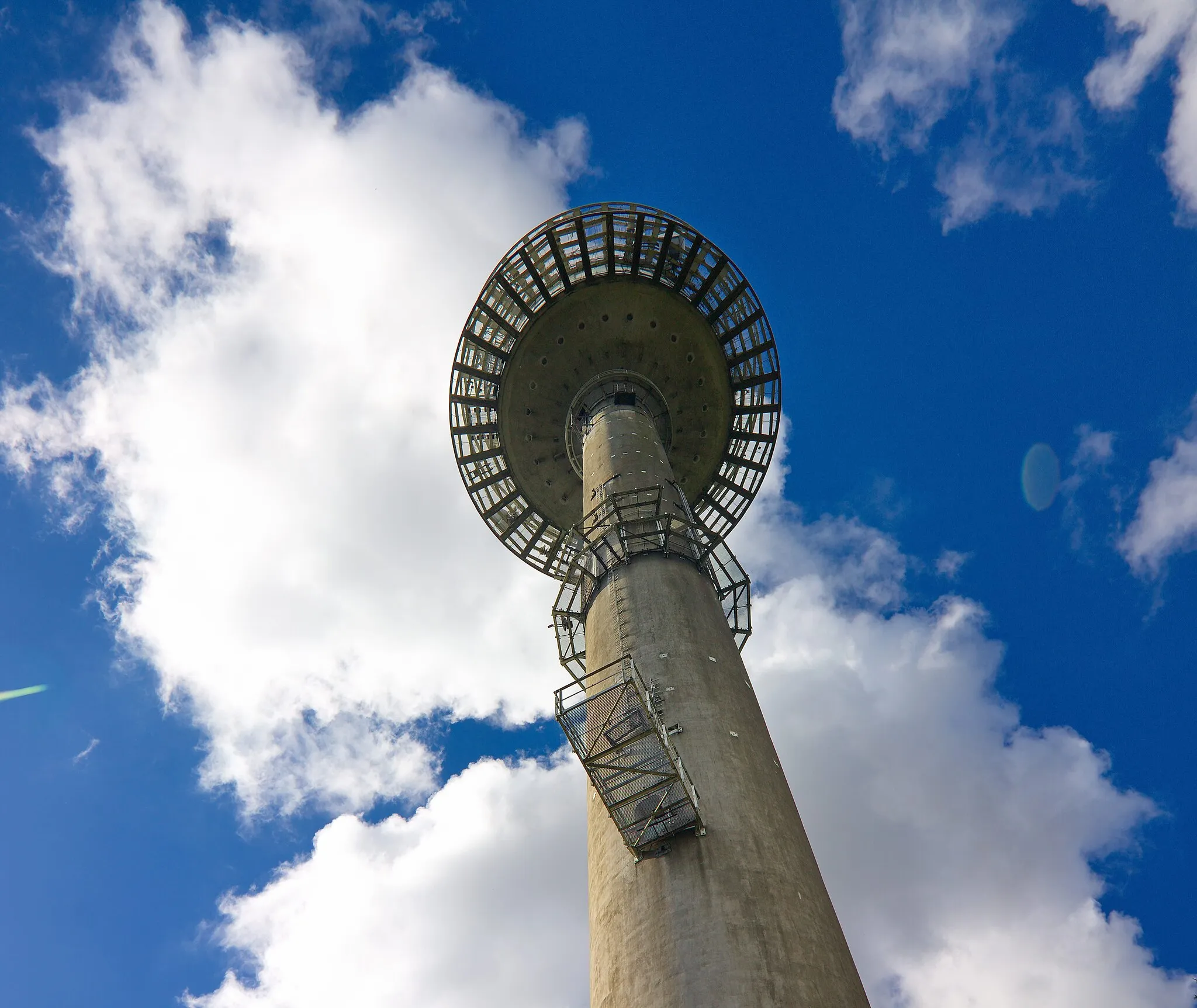 Photo showing: 150 Meter hoher Fernmeldeturm der Deutschen Telekom AG. Höhe des Betriebsgeschosses: 75 Meter. Baujahr: 1.968. auch als Fernmeldeturm Deisterkamm bezeichnet (Barsinghausen),Niedersachsen. Deutschland