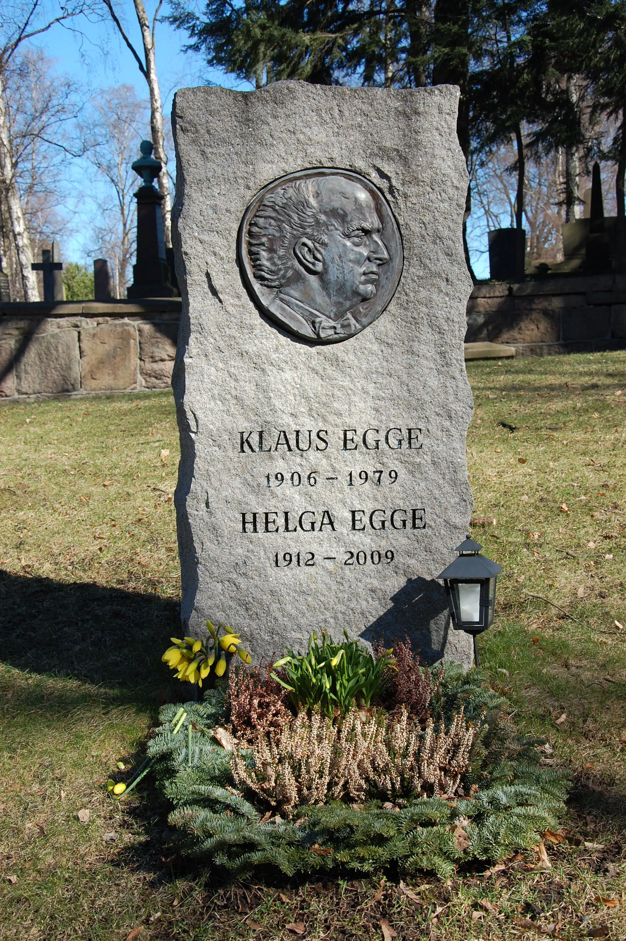 Photo showing: Grave of the Norwegian composer Klaus Egge (1906-1979) and wife Helga Egge b. Raugstad (1912-2009) at Vår Frelsers gravlund, Oslo, Norway.