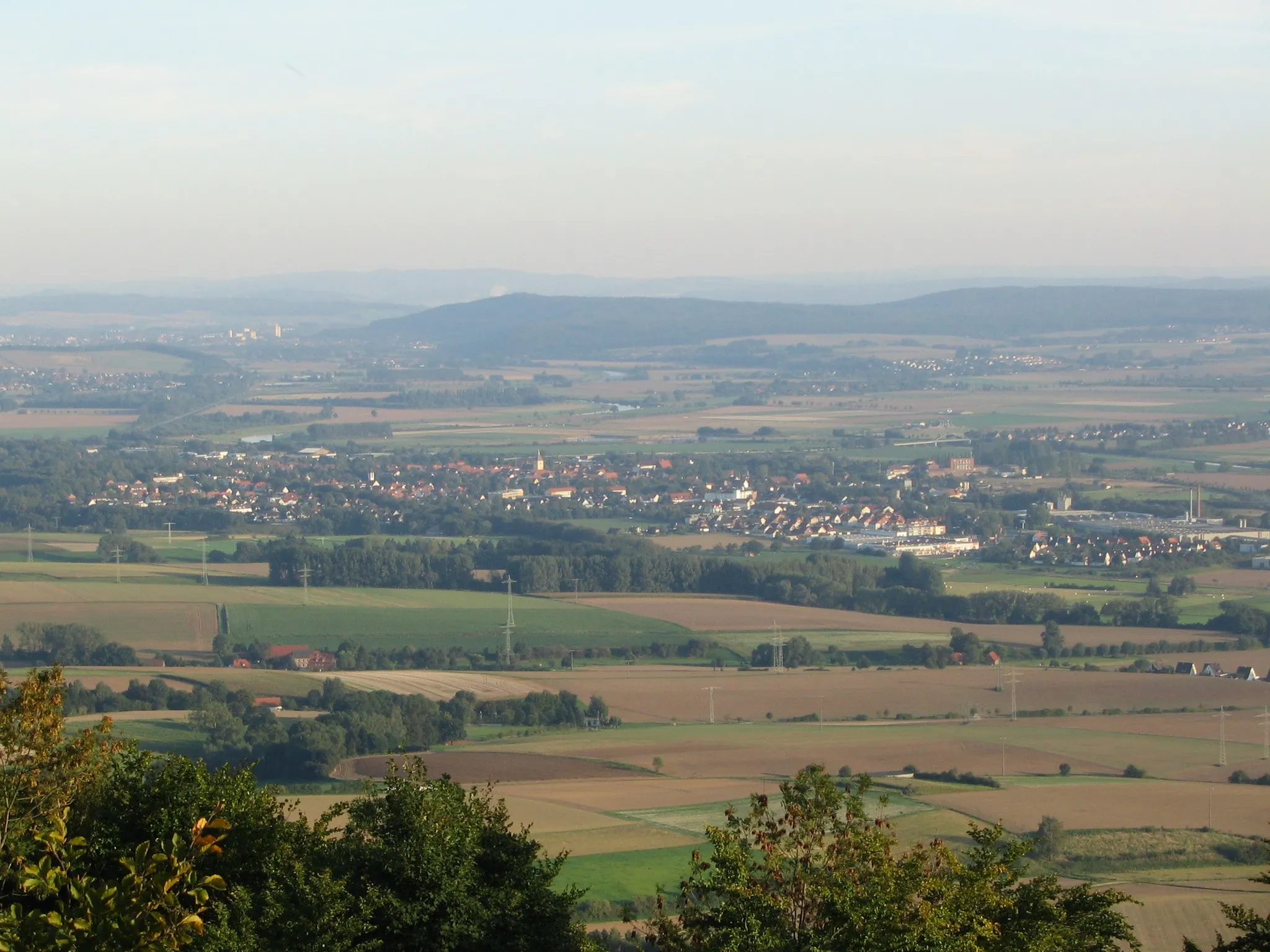Photo showing: Blick über das Wesertal auf die Stadt Hessisch Oldendorf, von der Paschenburg aus fotografiert.