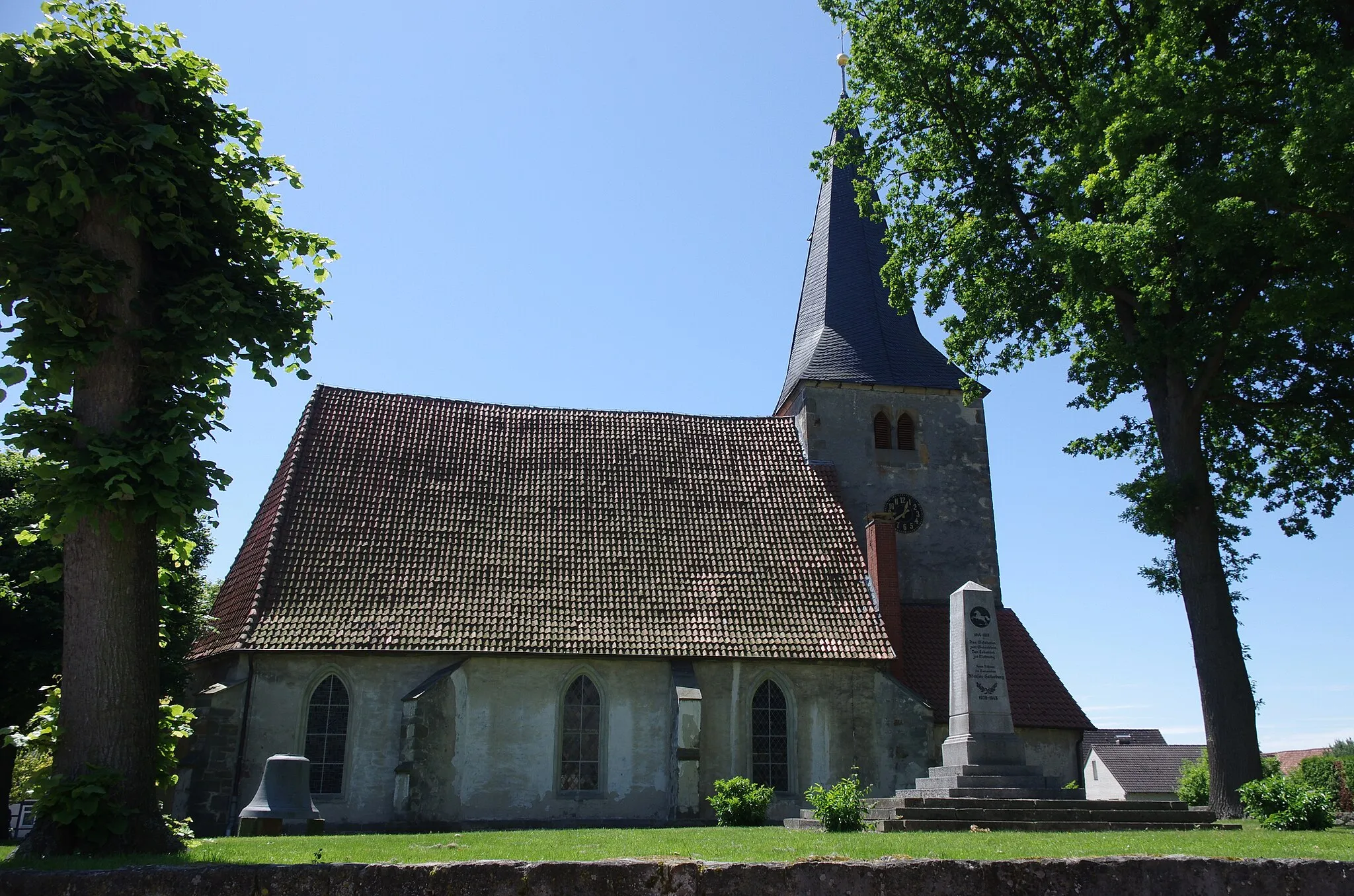 Photo showing: Nordstemmen, Ortsteil Adensen in Niedersachsen. Die Kirche stammt im Ursprung aus  dem 13. Jahrhundert. Seitdem wurde die Kirche ständig erweitert.